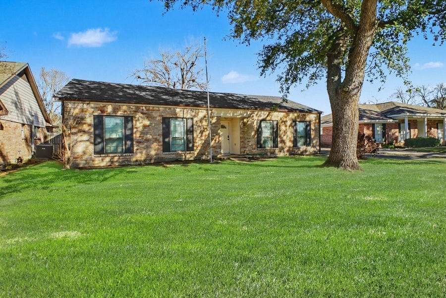 Property photo for 13830 Oakwood Lane, Sugar Land, TX