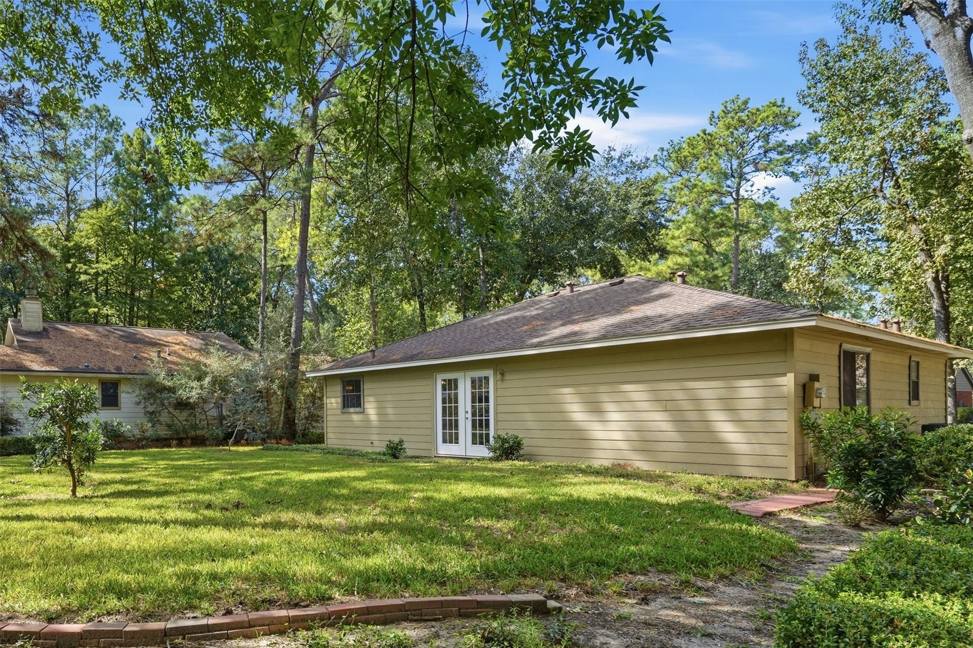 23 Thrush Grove Place, The Woodlands, TX 77381 Plush backyard