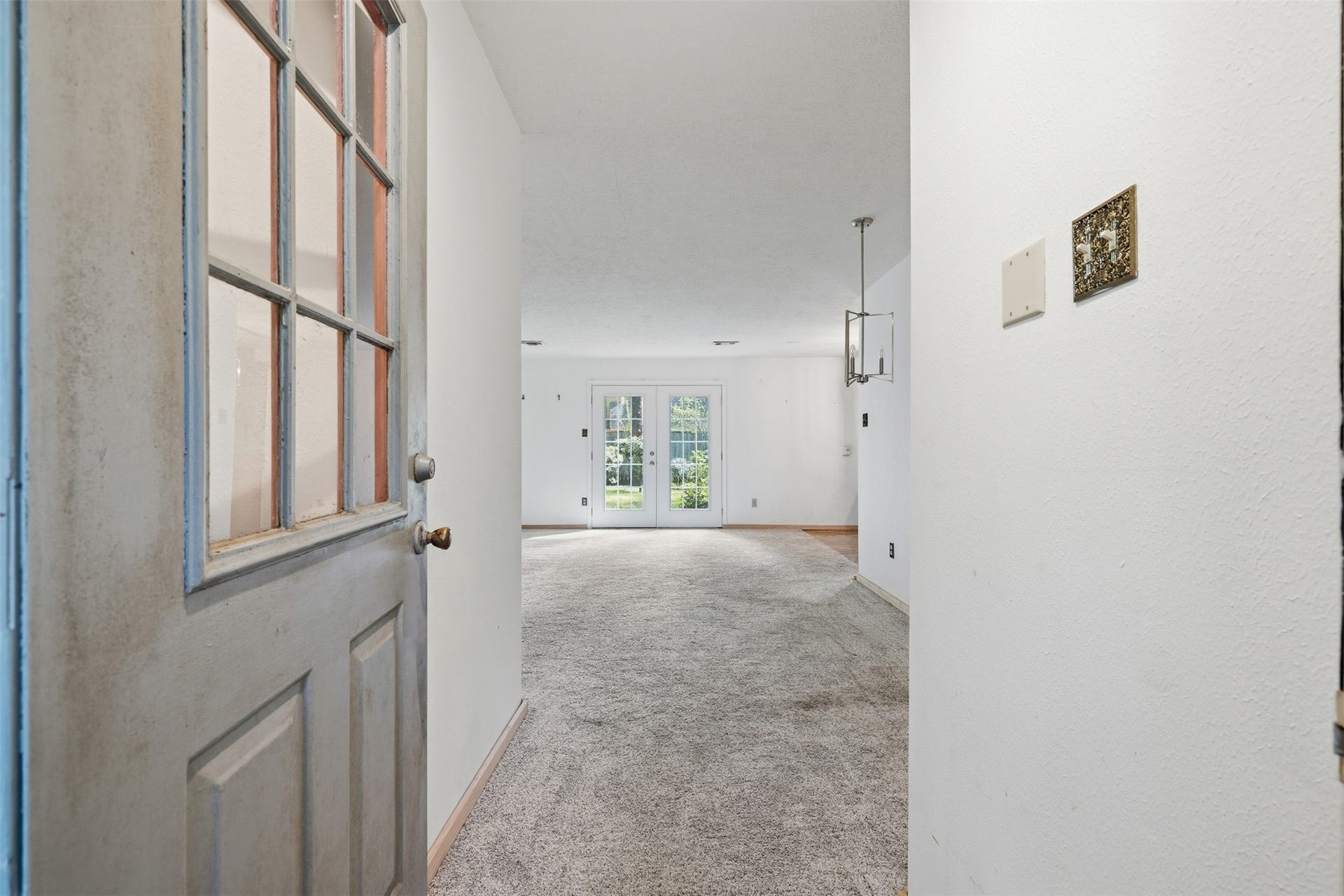 23 Thrush Grove Place, The Woodlands, TX 77381 Entrance into large living room