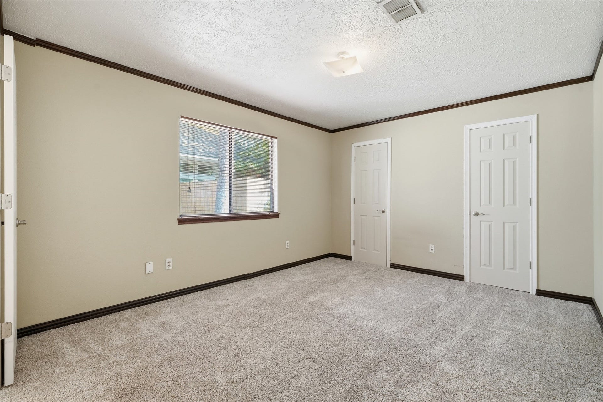 23 Thrush Grove Place, The Woodlands, TX 77381 Bedroom with two closets and direct access to bathroom