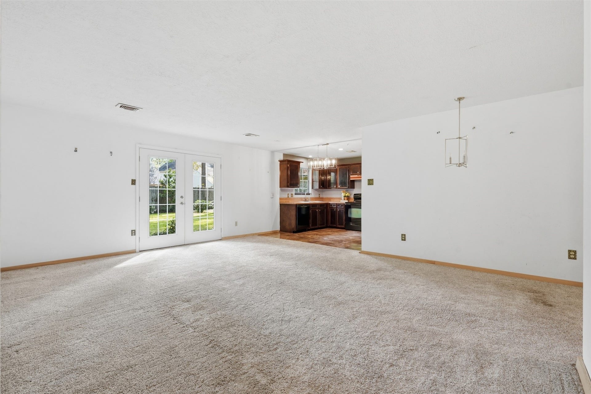 23 Thrush Grove Place, The Woodlands, TX 77381 Another angle of living room