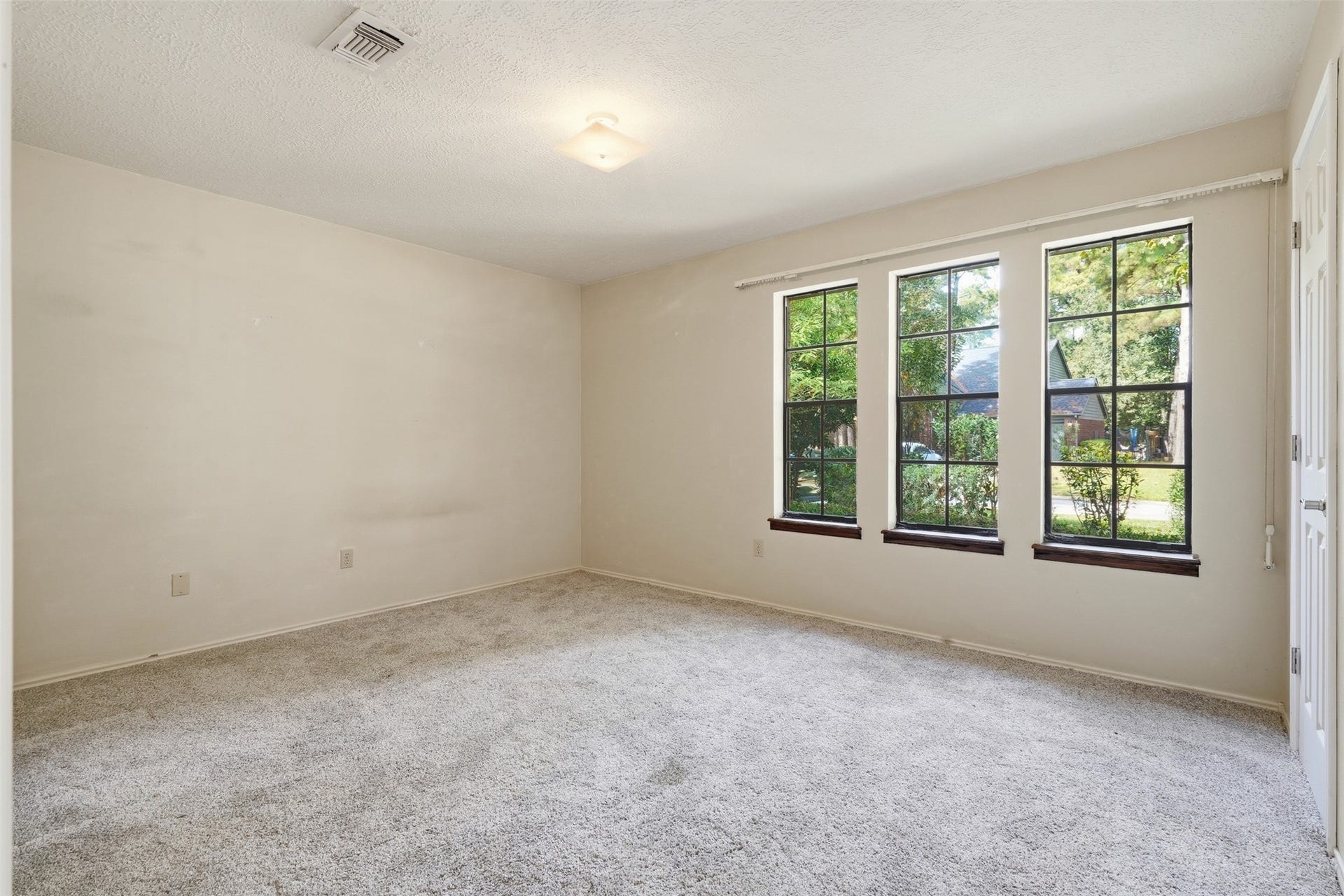 23 Thrush Grove Place, The Woodlands, TX 77381 Second bedroom with lots of natural light