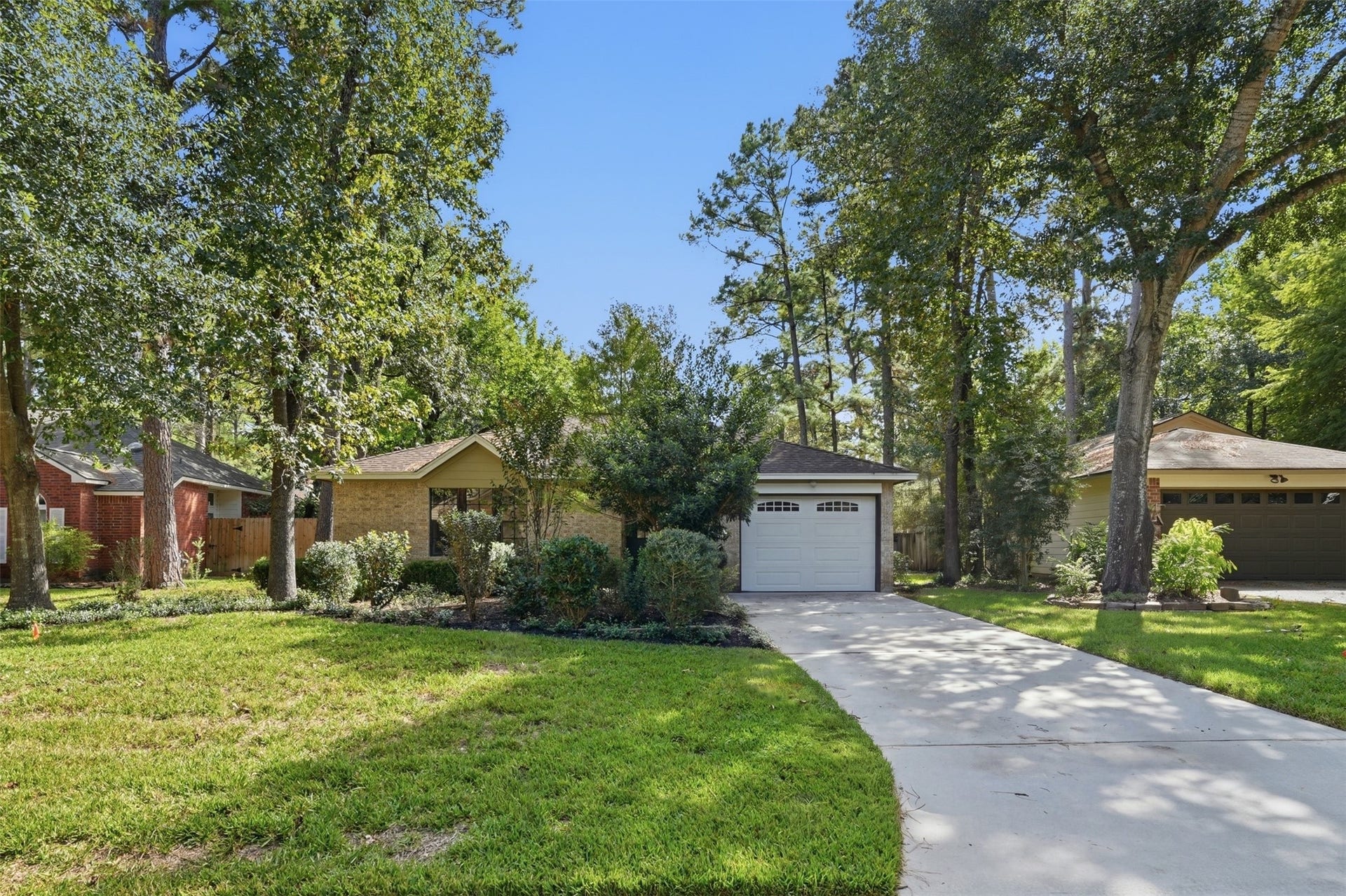23 Thrush Grove Place, The Woodlands, TX 77381 Single car garage with long driveway