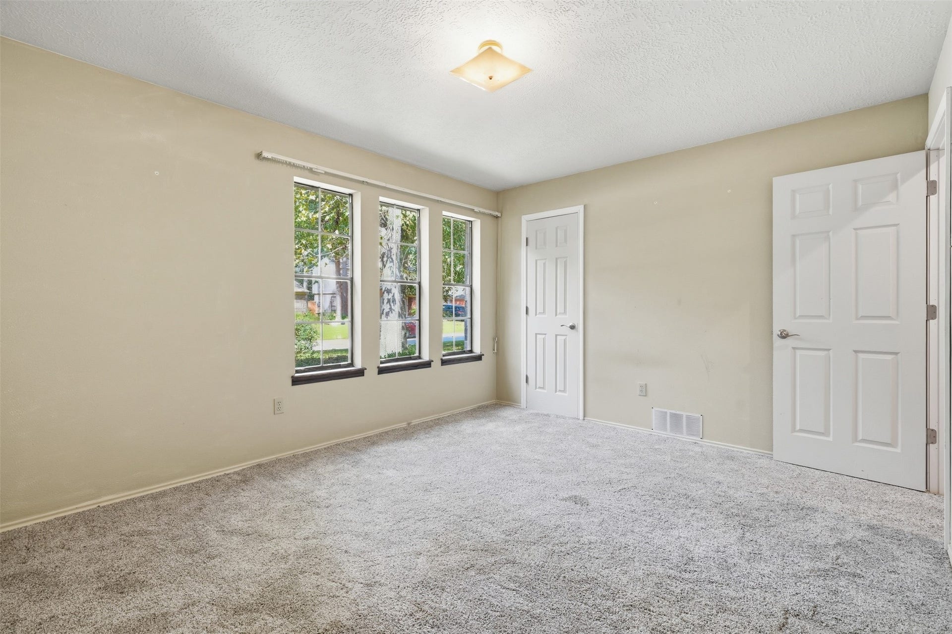 23 Thrush Grove Place, The Woodlands, TX 77381 Bedroom with large closet