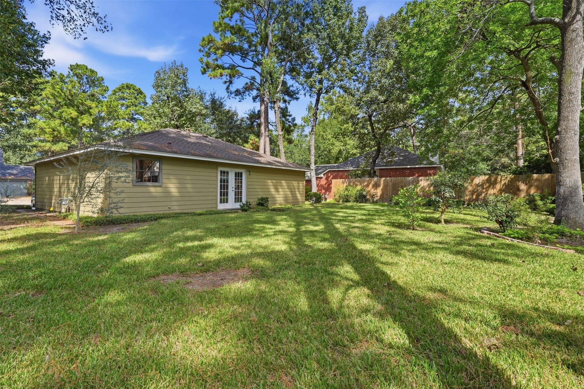 23 Thrush Grove Place, The Woodlands, TX 77381 Another angel of the large backyard