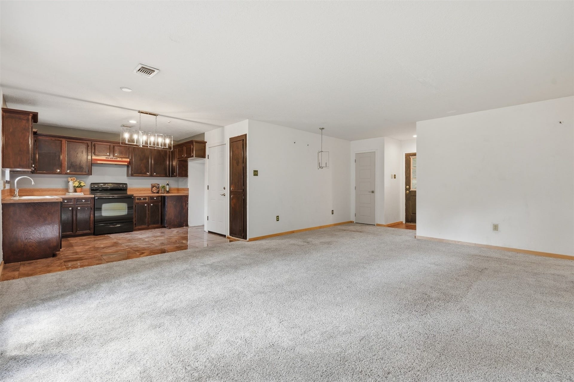 23 Thrush Grove Place, The Woodlands, TX 77381 Living room open to kitchen