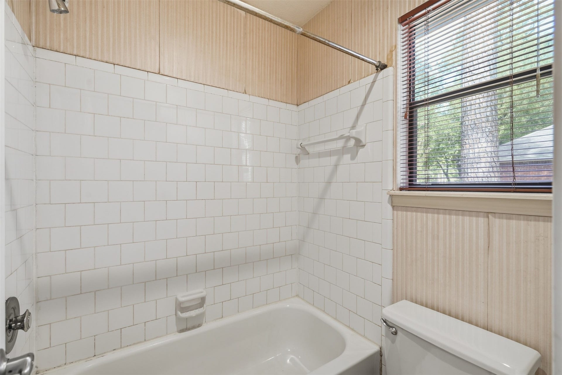 23 Thrush Grove Place, The Woodlands, TX 77381 Bathroom with tub/shower combo