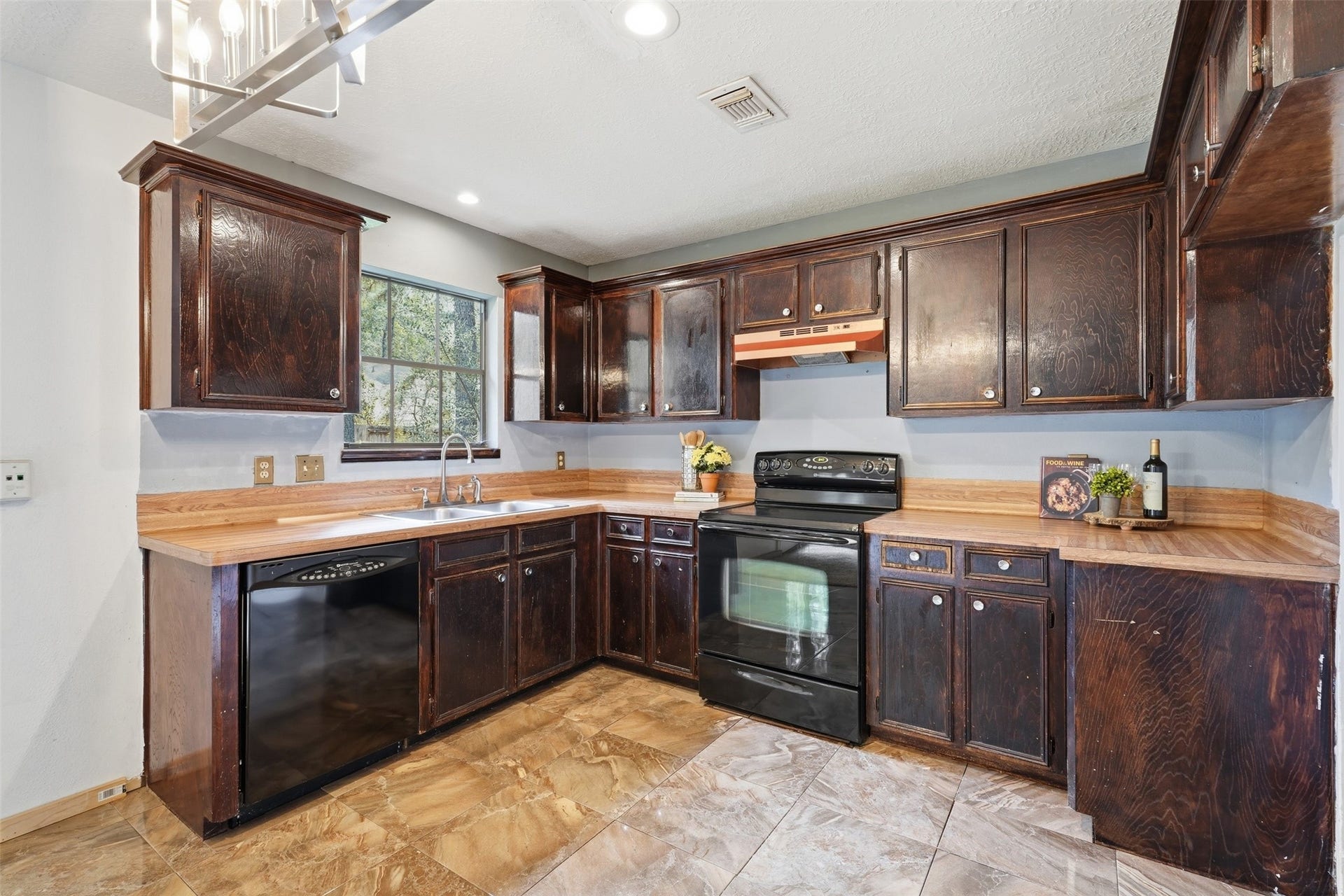 23 Thrush Grove Place, The Woodlands, TX 77381 Dining area open to living room