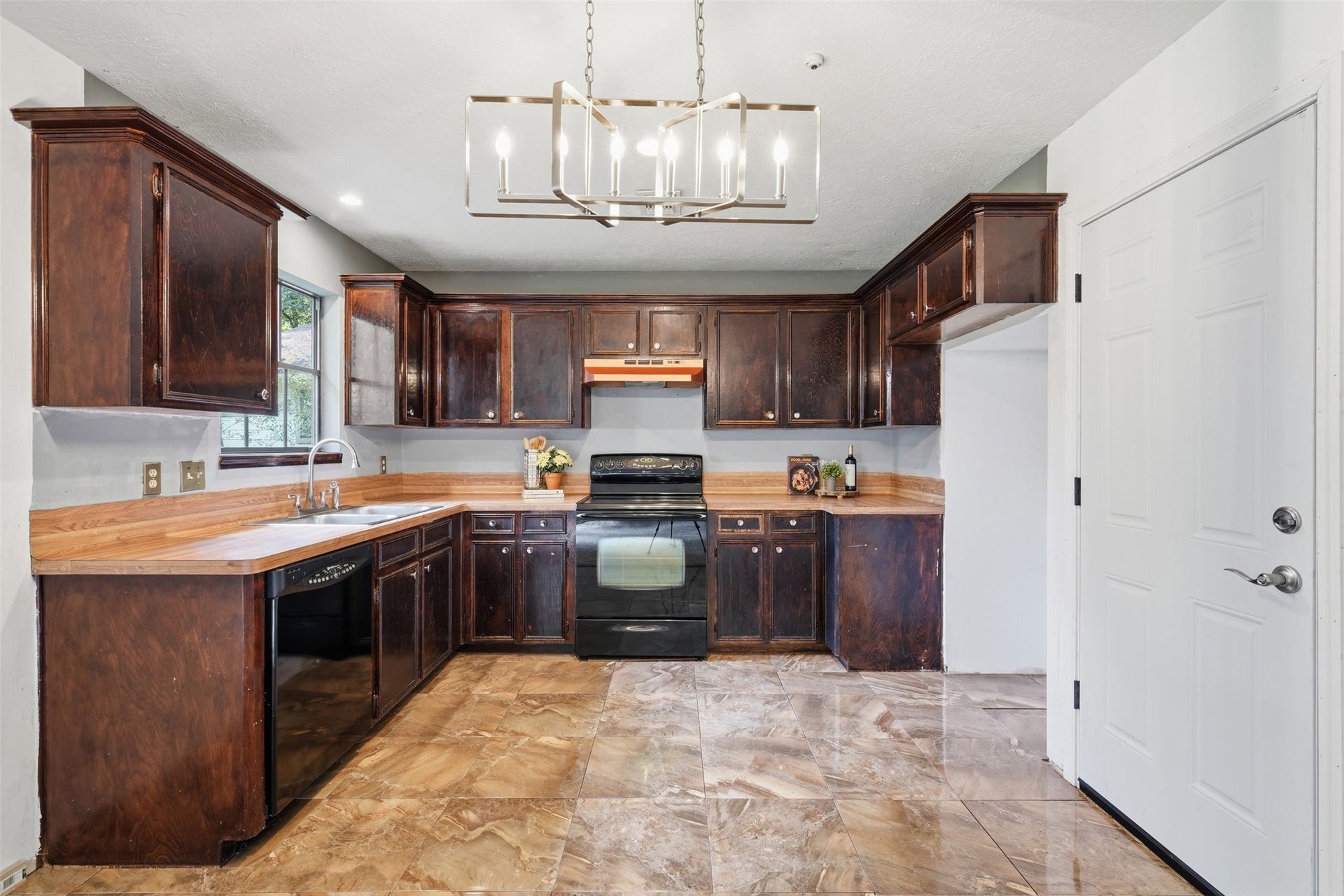23 Thrush Grove Place, The Woodlands, TX 77381 Kitchen with plenty of storage