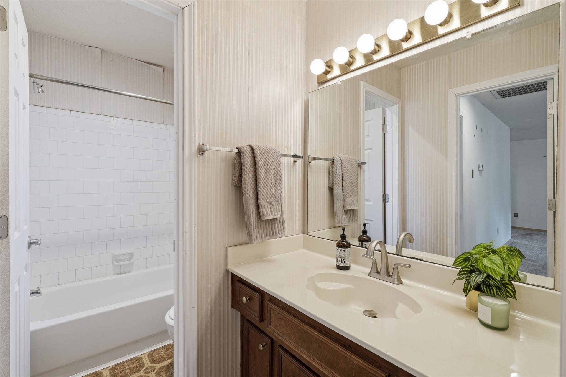 23 Thrush Grove Place, The Woodlands, TX 77381 Bright bathroom with single sink