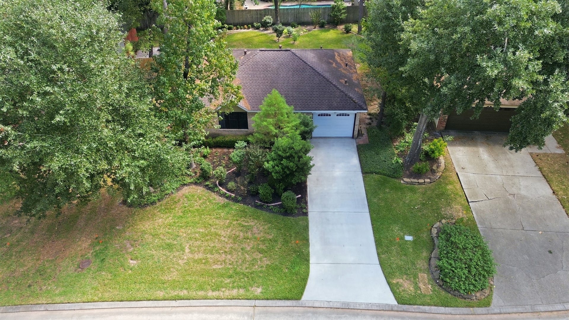 23 Thrush Grove Place, The Woodlands, TX 77381 Beautiful front yard landscaping