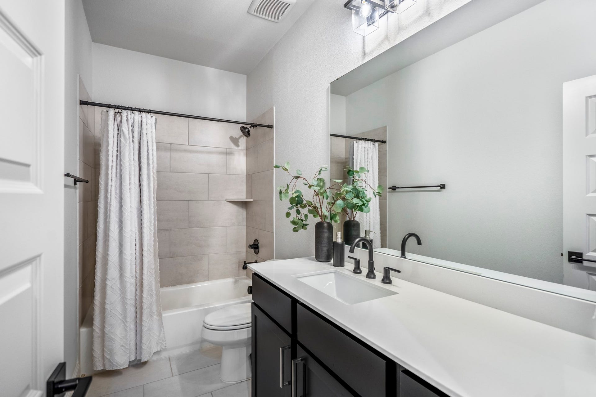 304 Mullins Court, Montgomery, TX 77316 2nd level full bath shared between two bedrooms and the flex space.