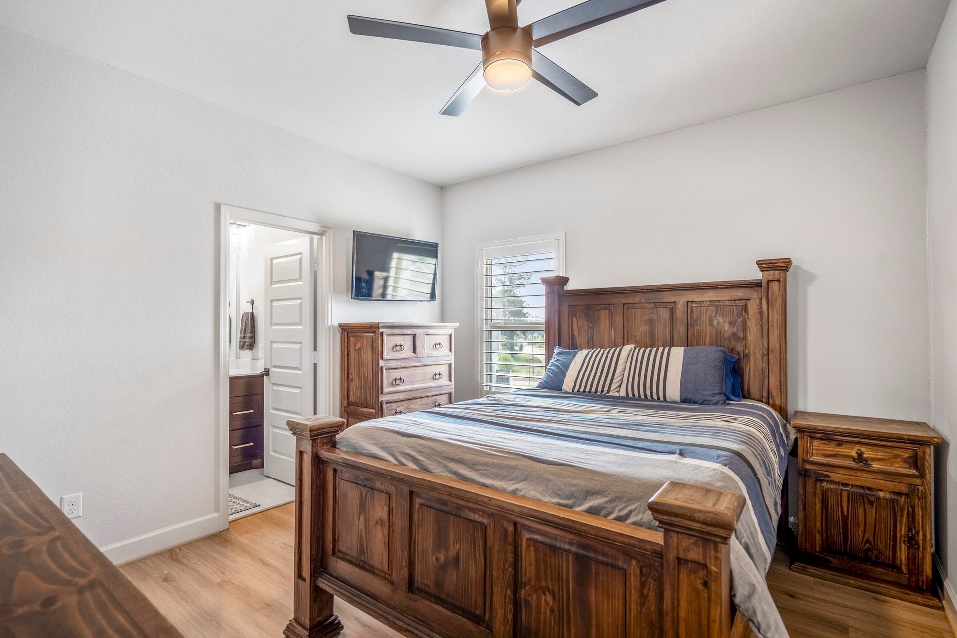 304 Mullins Court, Montgomery, TX 77316 2nd level guest suite that includes a full bath.