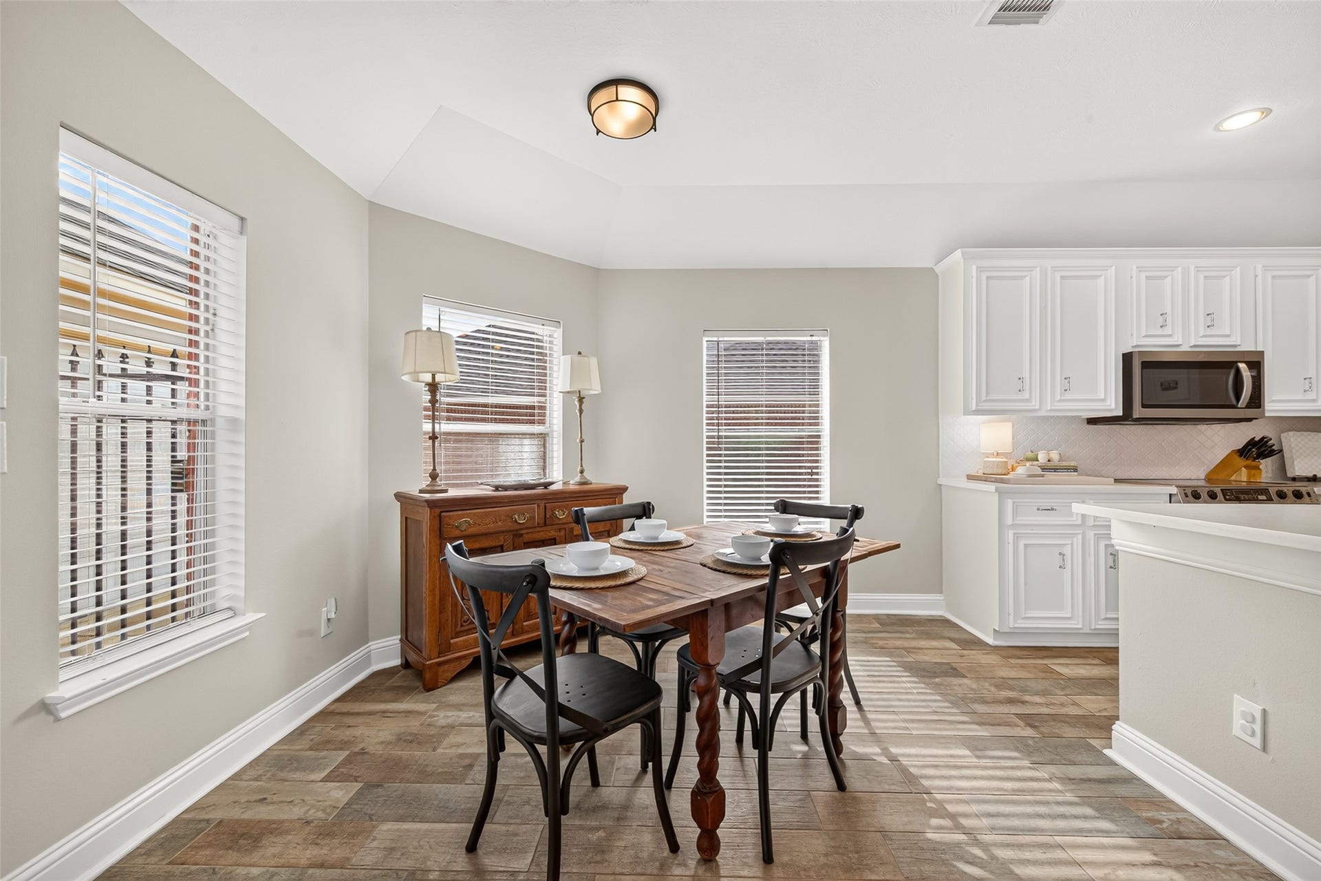 This charming breakfast nook and casual dining space seamlessly bridges the kitchen and main living areas, creating an ideal setting for everyday meals and easy entertaining.
