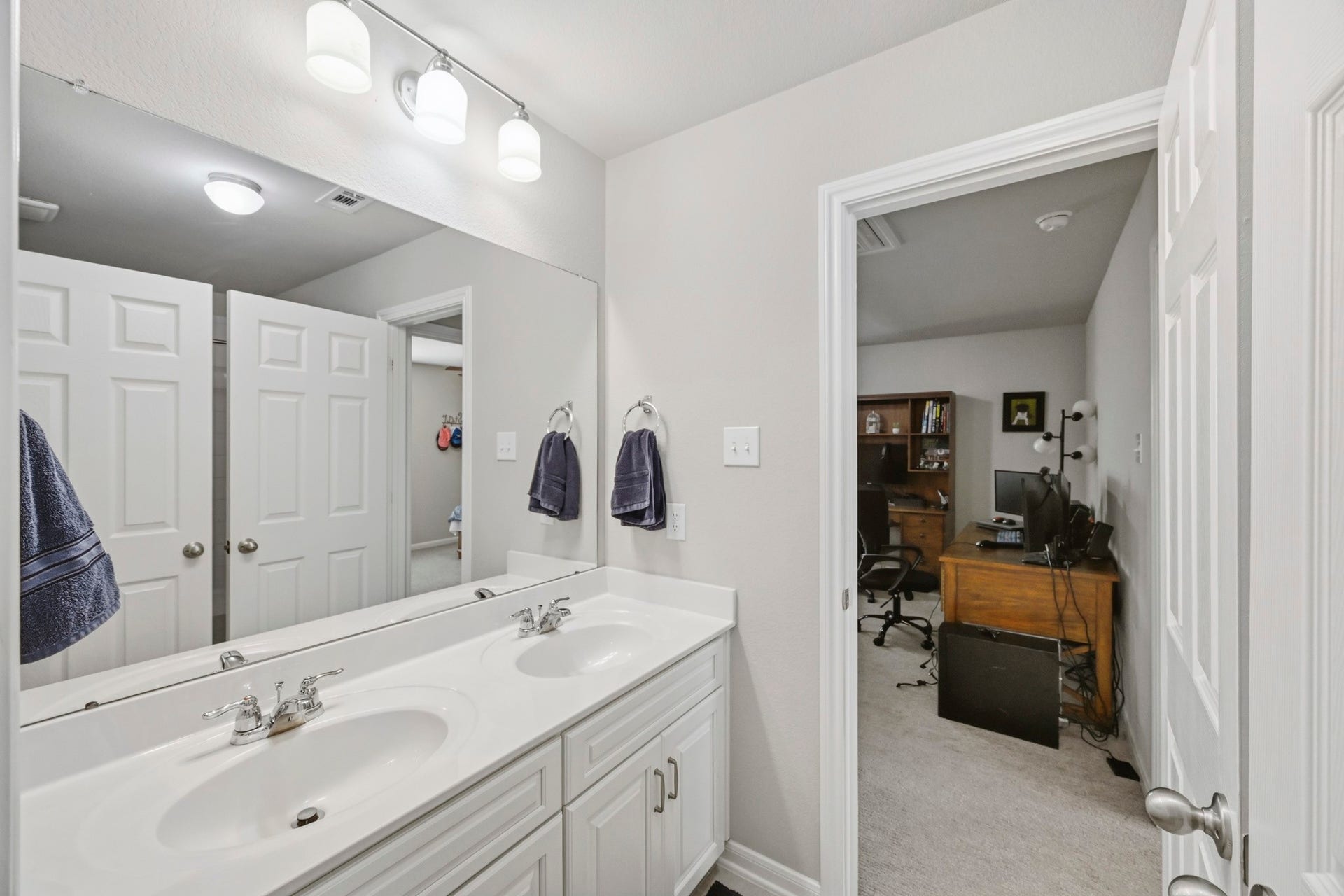 26103 Ridgelawn Drive, Richmond, TX 77406 Jack and Jill for two secondary bedrooms
