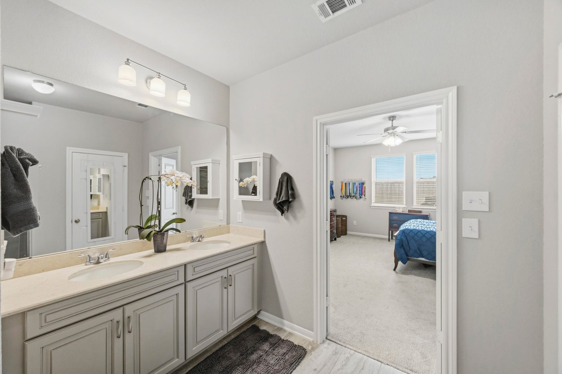 26103 Ridgelawn Drive, Richmond, TX 77406 Dual vanities and generous counter space