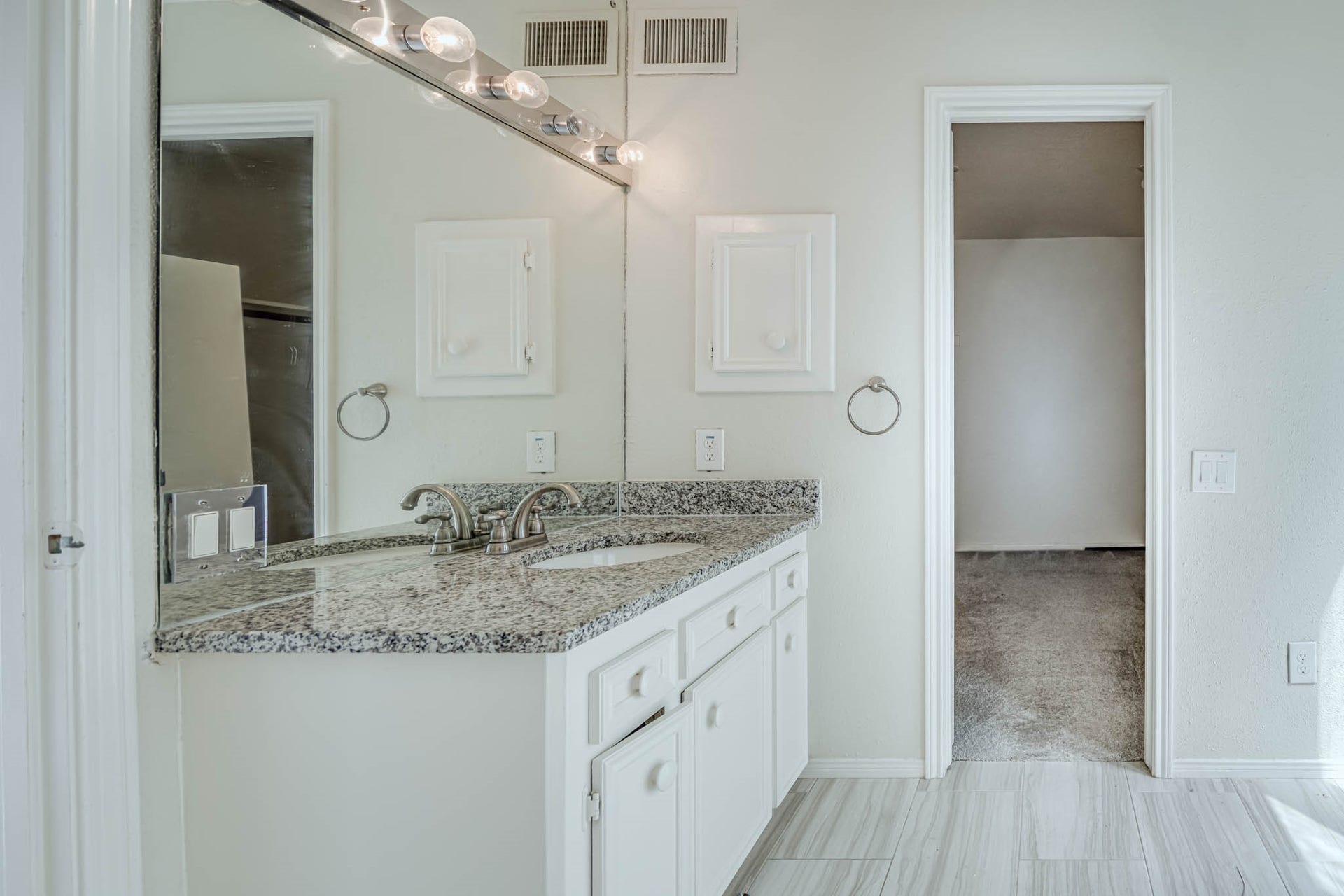 800 Country Place Drive, #1301, Houston, TX 77079 Primary bath upstairs