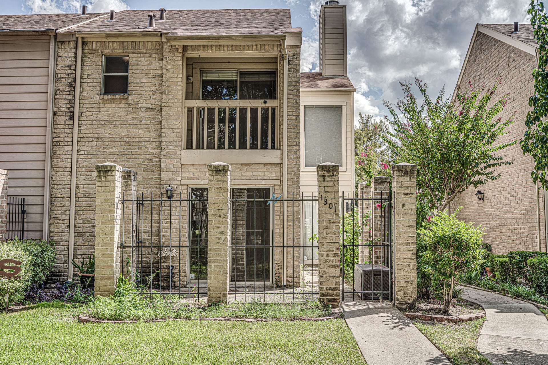 800 Country Place Drive, #1301, Houston, TX 77079 This is your own entrance very quiet overlooking park