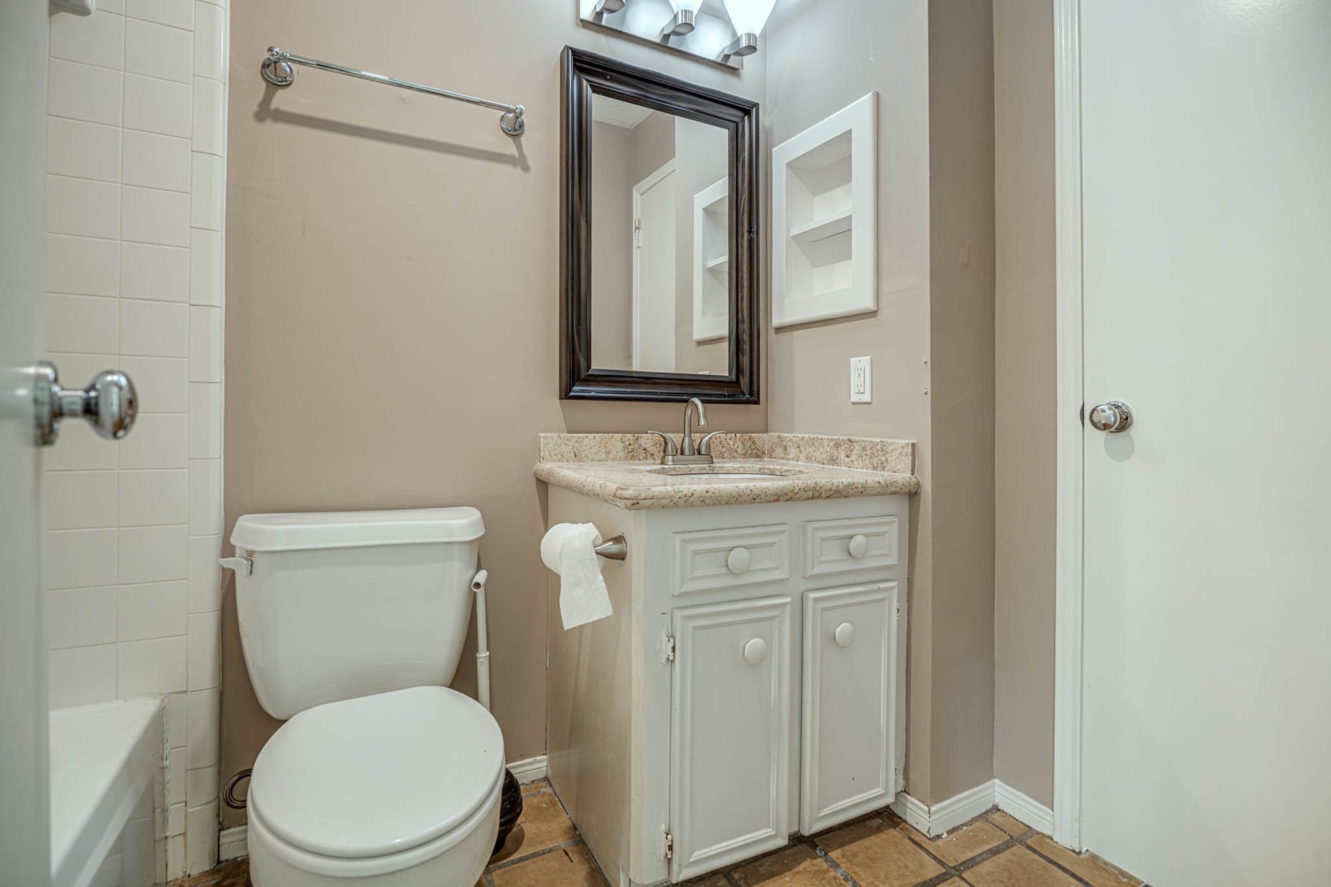 800 Country Place Drive, #1301, Houston, TX 77079 1st floor bathroom