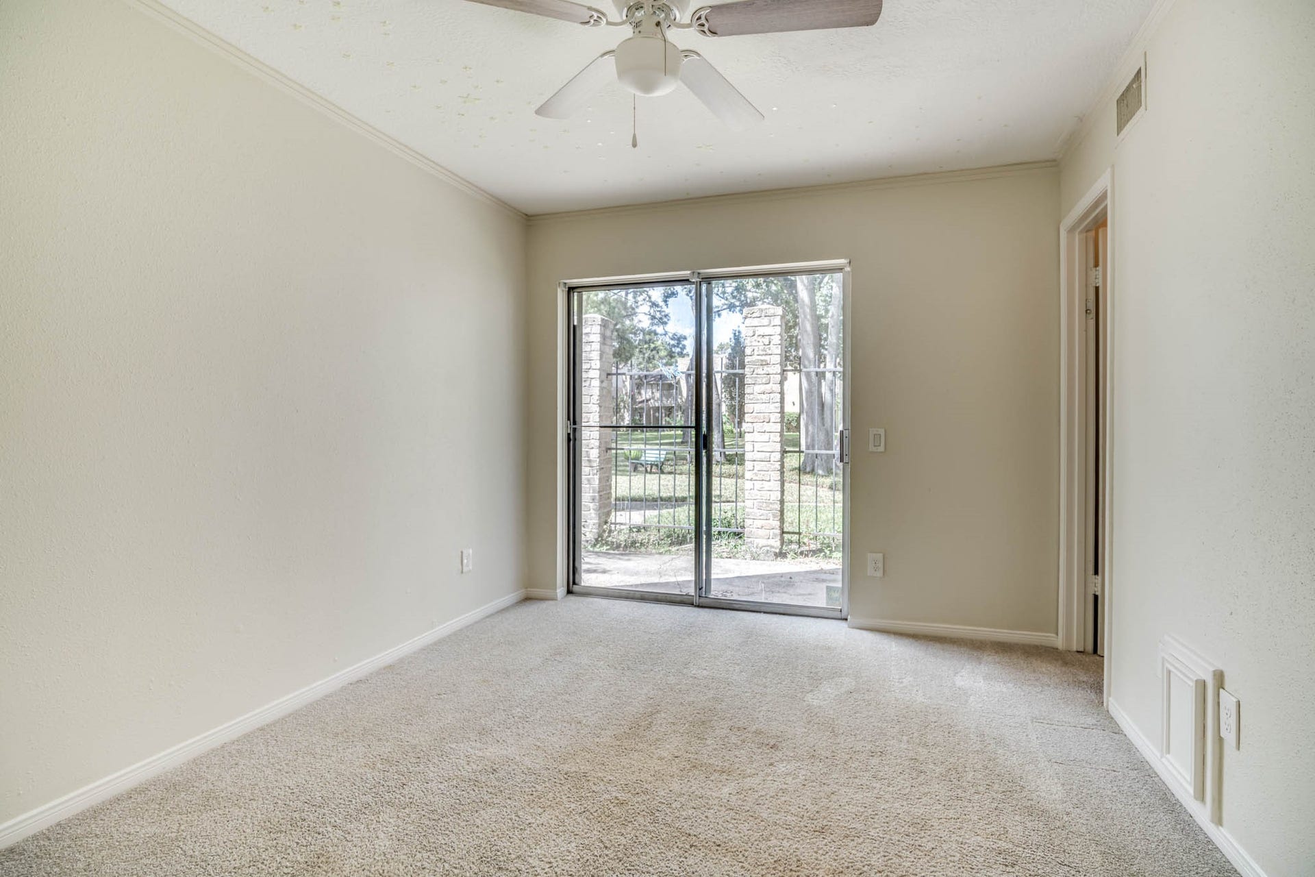 800 Country Place Drive, #1301, Houston, TX 77079 1st floor bedroom