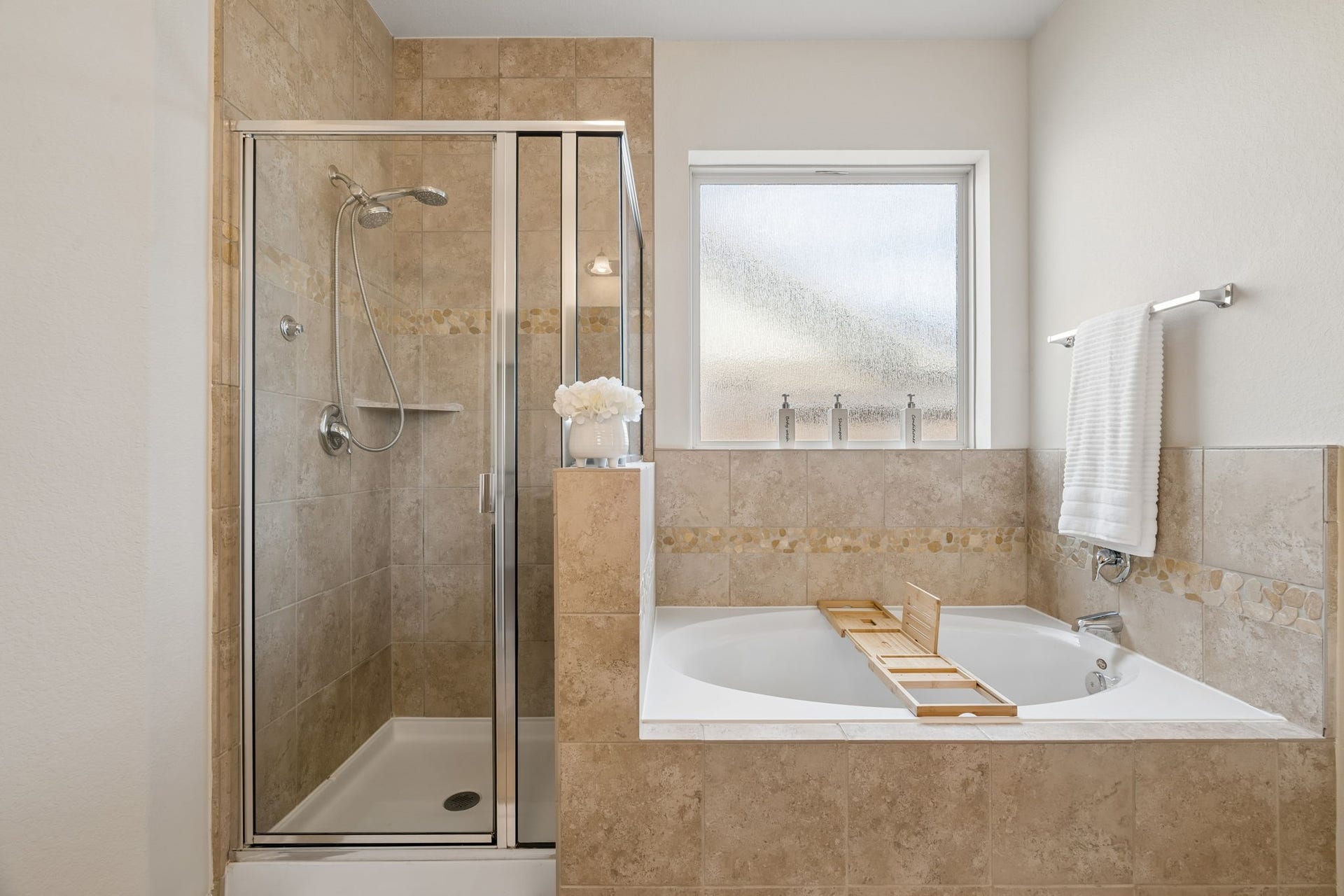 422 Stockport Drive, League City, TX 77573 Large soaking tub featuring a sleek design, deep basin, and premium fixtures, perfect for a relaxing spa-like experience.