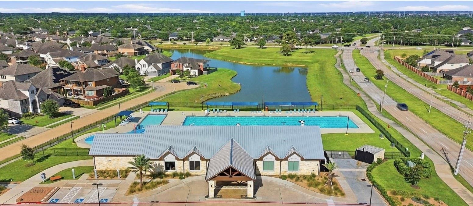 422 Stockport Drive, League City, TX 77573 Large community pool!