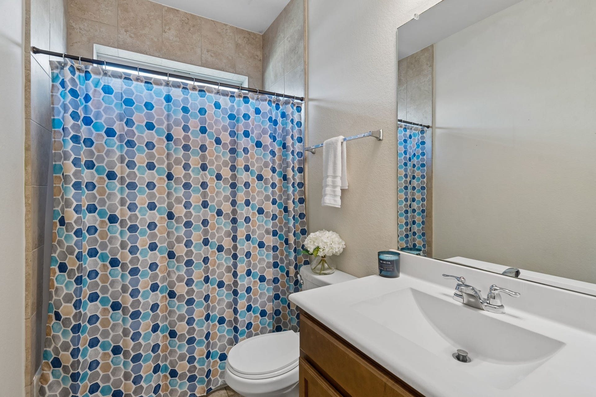 422 Stockport Drive, League City, TX 77573 Guest bathroom perfect for your guests!