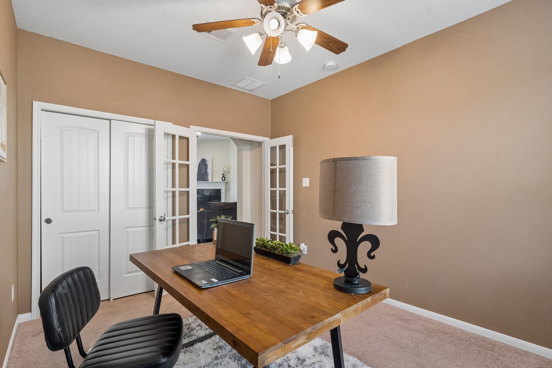 422 Stockport Drive, League City, TX 77573 This room can be used as either an office or extra bedroom with a closet.