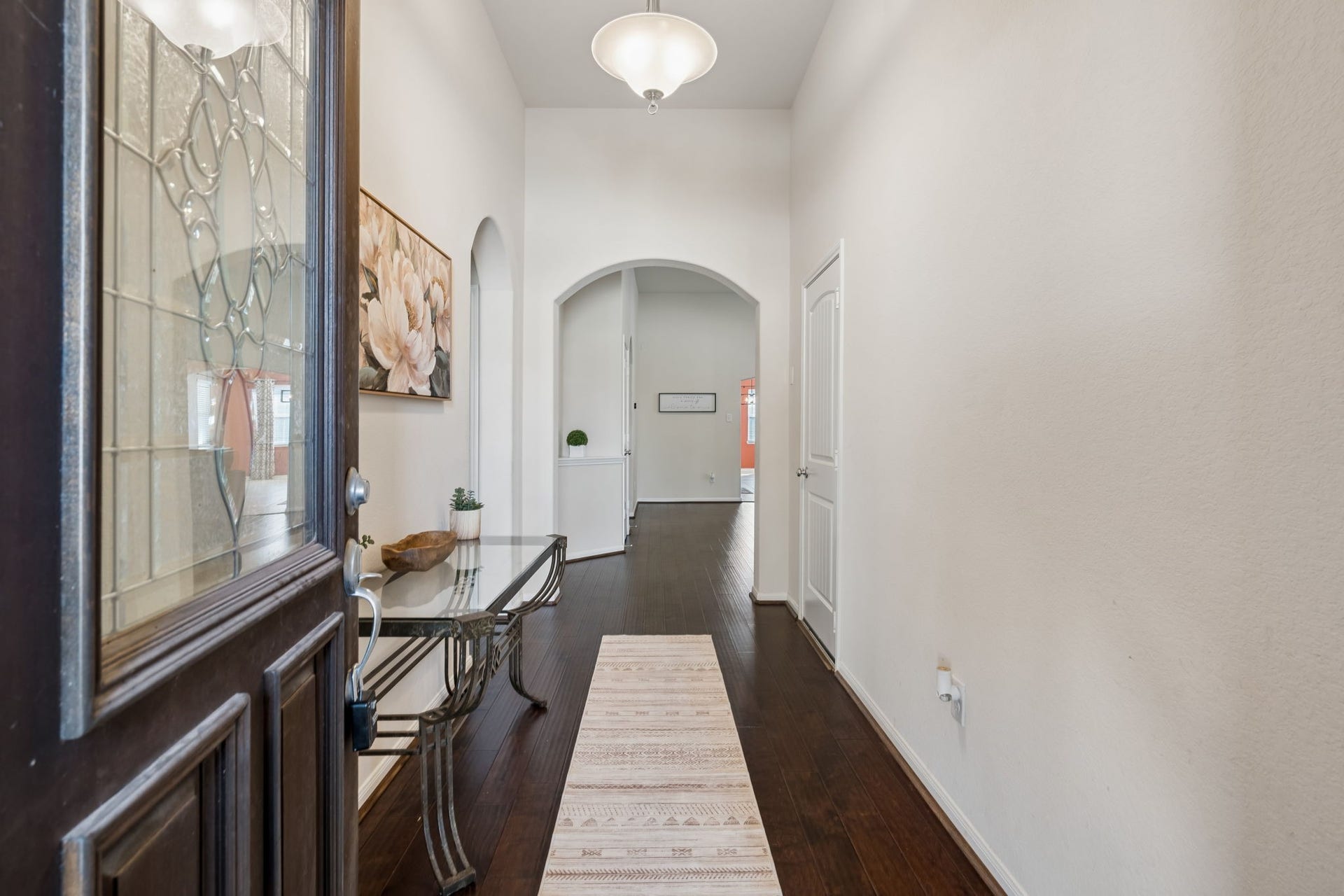 422 Stockport Drive, League City, TX 77573 A welcoming entrance that sets the tone with soaring ceilings, rich wood flooring and graceful archways