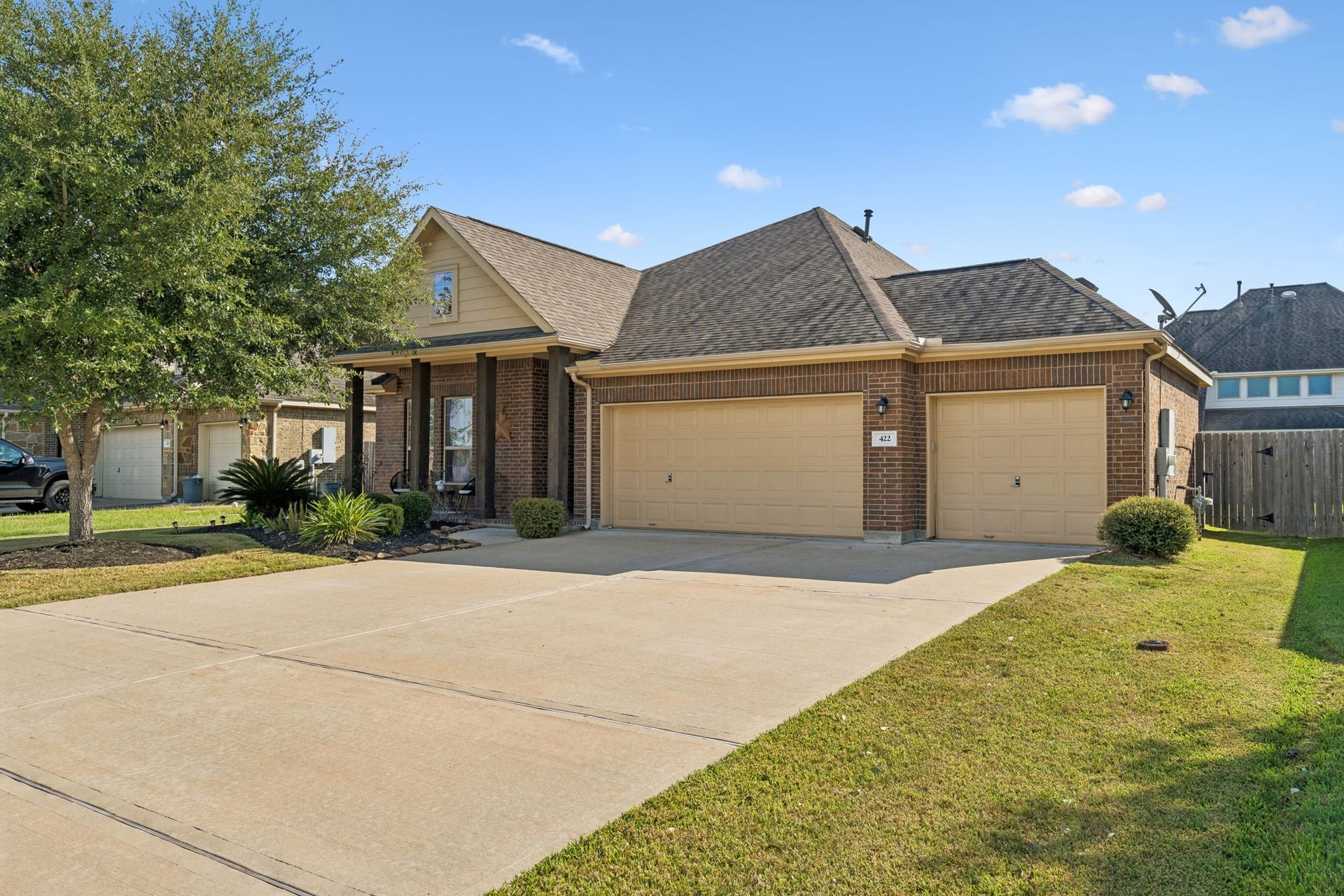 422 Stockport Drive, League City, TX 77573 Space for everyday life! This League City property features a three-car garage and an expansive driveway