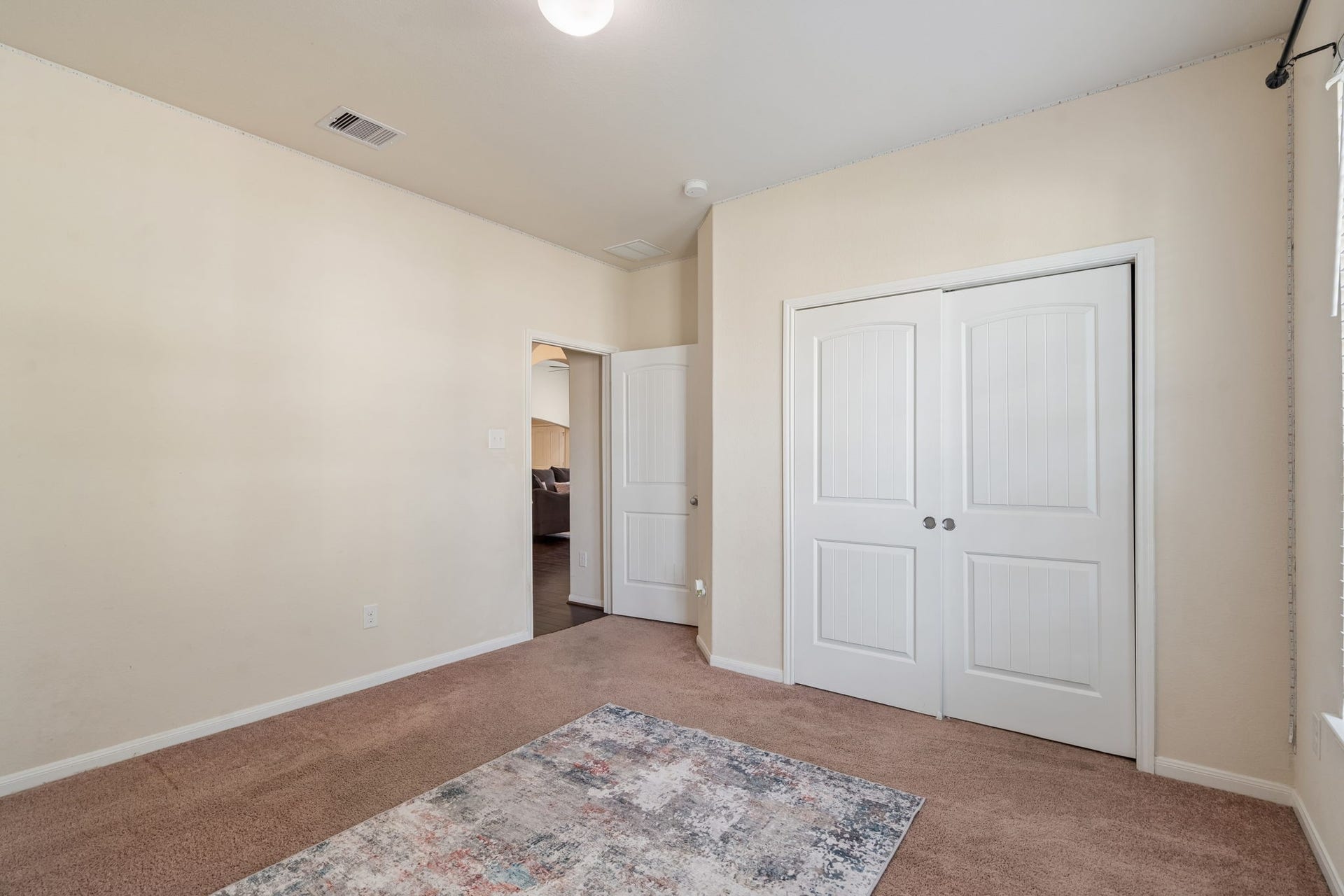 422 Stockport Drive, League City, TX 77573 A comfortable, flexible room ready to be personalized to suit your needs