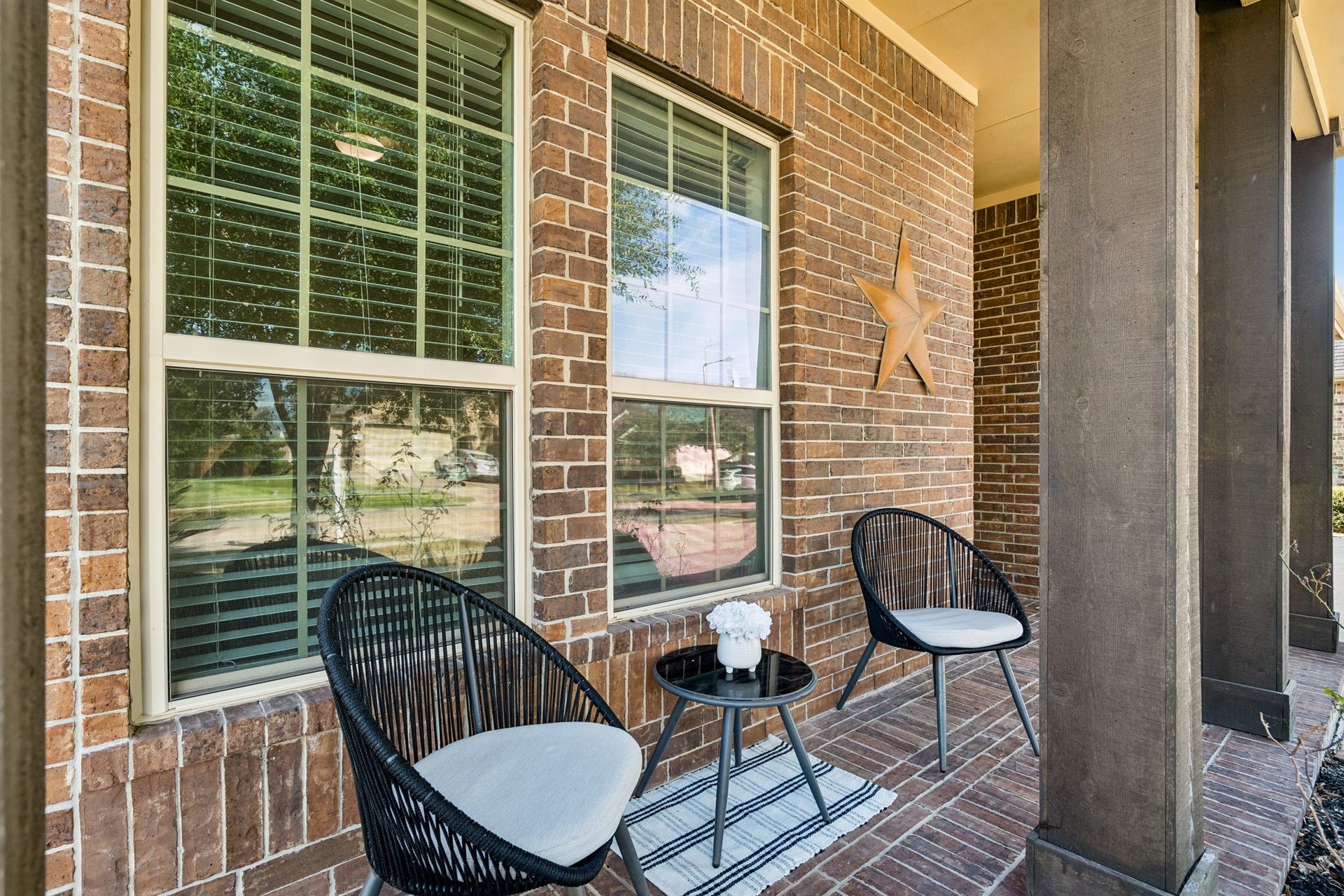 422 Stockport Drive, League City, TX 77573 Front covered porch perfect for sitting & relaxing.