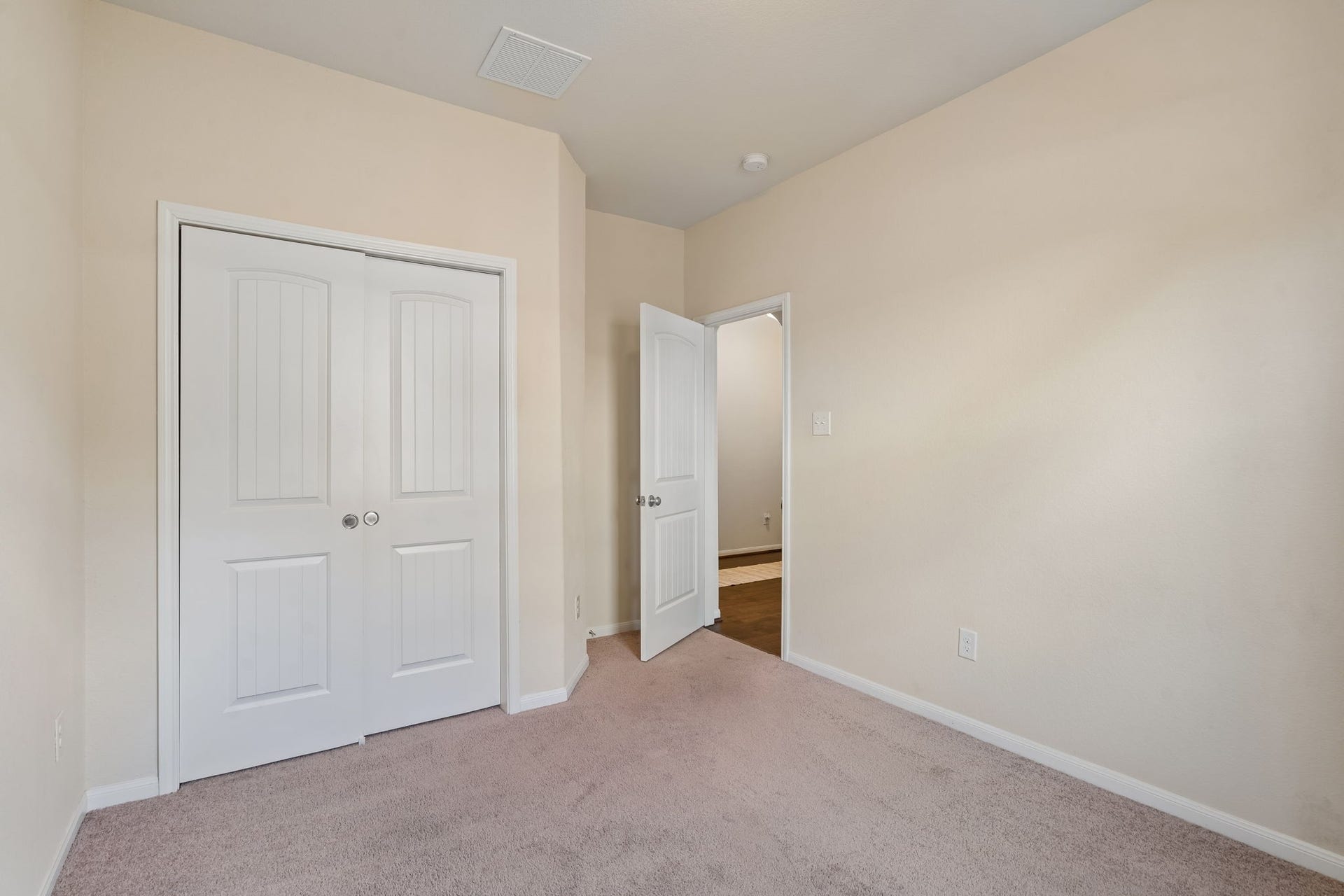 422 Stockport Drive, League City, TX 77573 A practical layout that makes it easy to create a space that feels uniquely yours