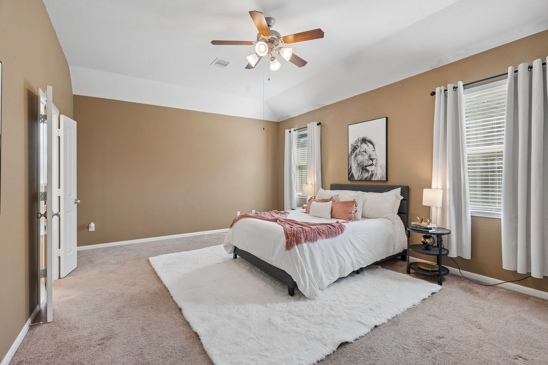 422 Stockport Drive, League City, TX 77573 The generously sized primary bedroom features high ceilings, soft carpeting, a ceiling fan and two windows that welcome natural light. Plenty of room without sacrificing comfort or space.