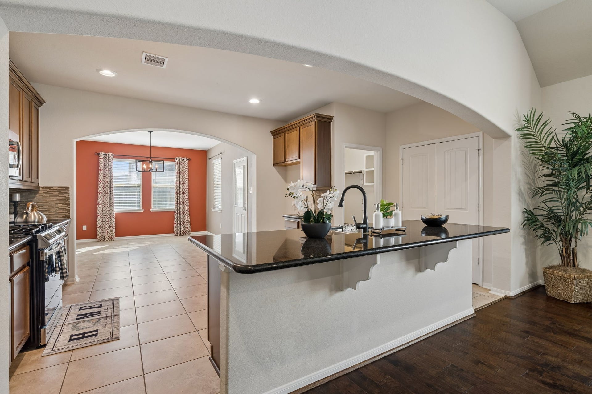 422 Stockport Drive, League City, TX 77573 A generous granite breakfast bar overlooks the living room, while warm wood cabinetry, tile flooring, and an open connection to the breakfast area create an inviting space for cooking, conversation and everyday gatherings