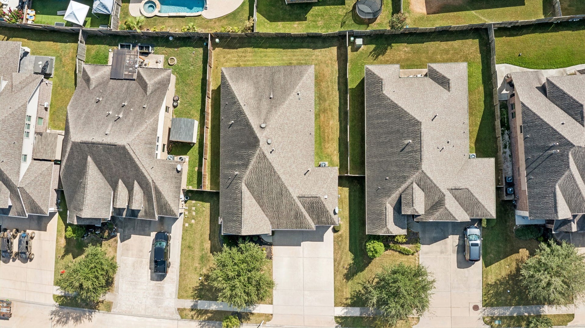 422 Stockport Drive, League City, TX 77573 Imagine the possibilities beyond the walls of this League City home