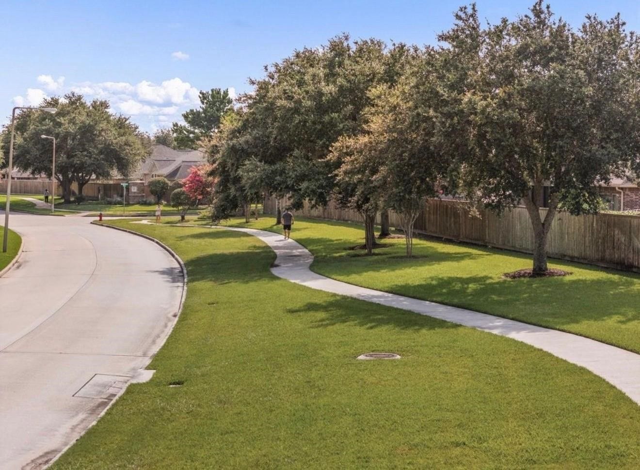 422 Stockport Drive, League City, TX 77573 Lots of walking trails!