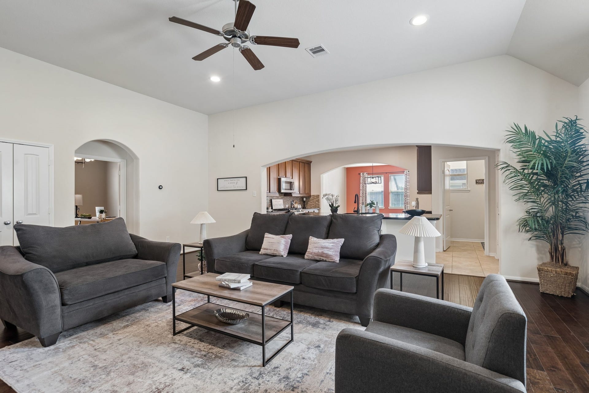422 Stockport Drive, League City, TX 77573 The heart of the home! Whether hosting friends or enjoying a quiet evening, this inviting layout brings everyday living and entertaining together