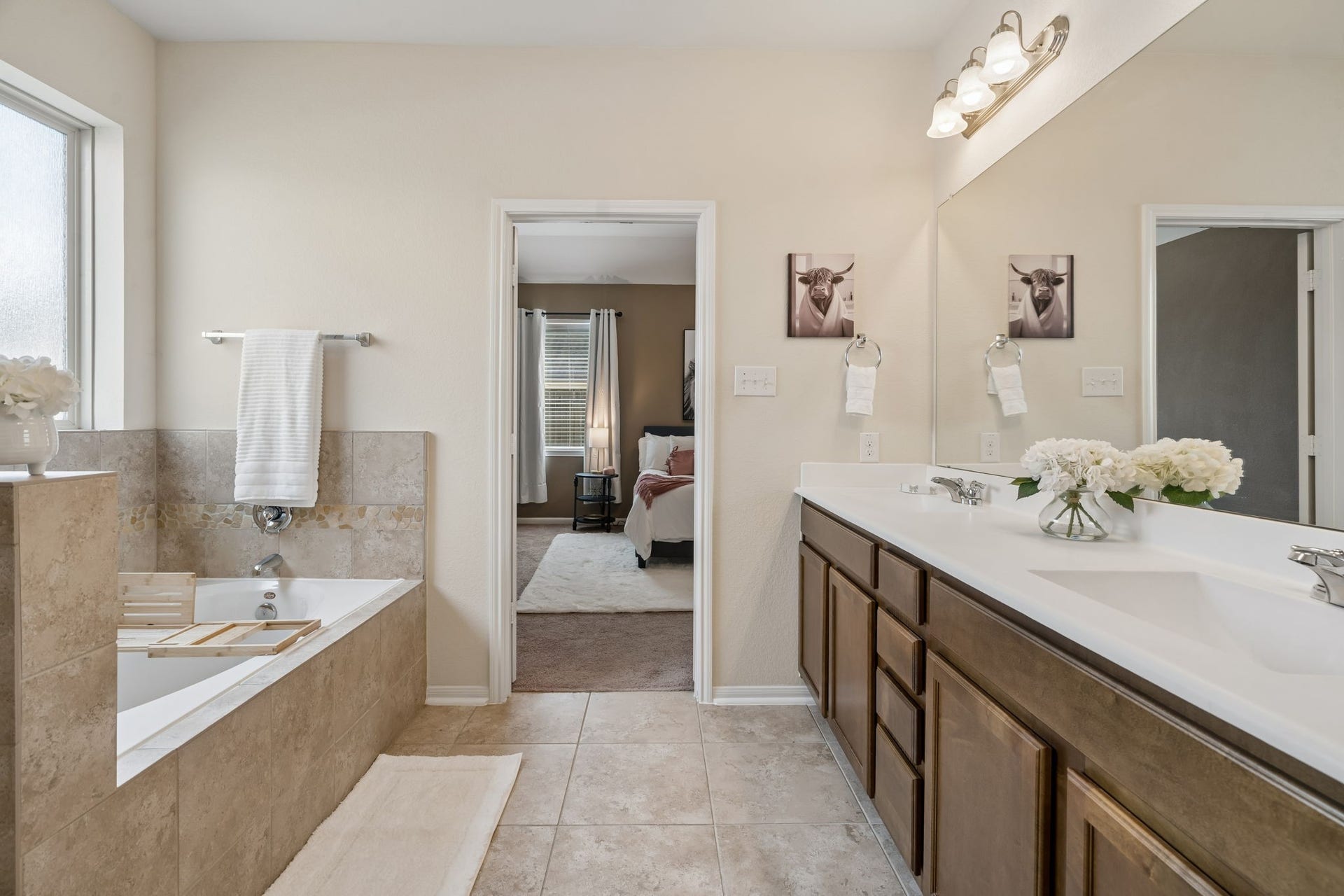 422 Stockport Drive, League City, TX 77573 Large Primary Bathroom with double sinks, & separate bath/shower combo & large linen closet.