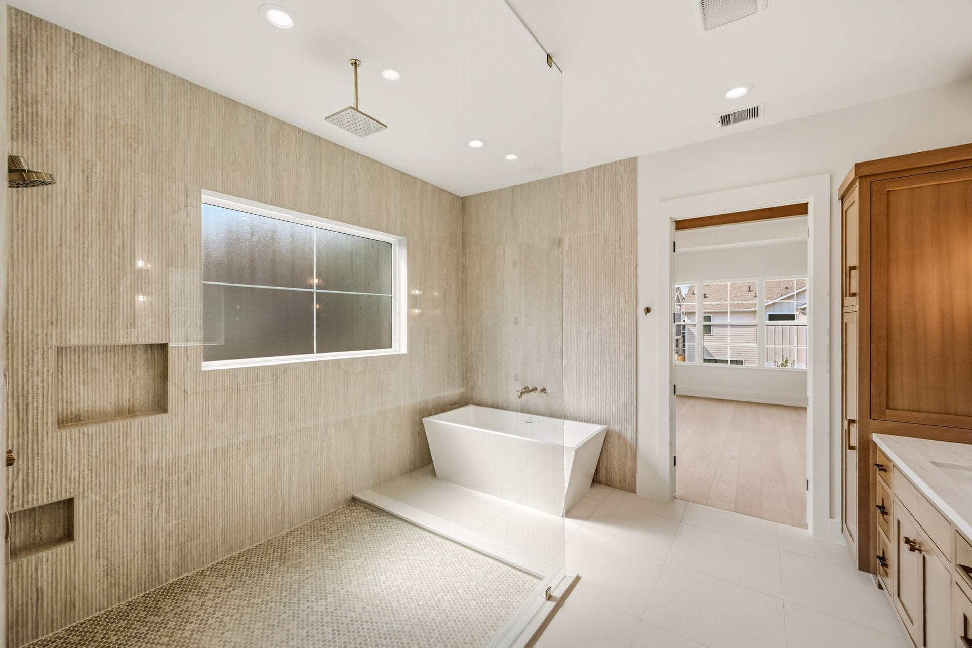 Rain, wall, and hand sprayers, double niches, and a luxurious soaker tub!