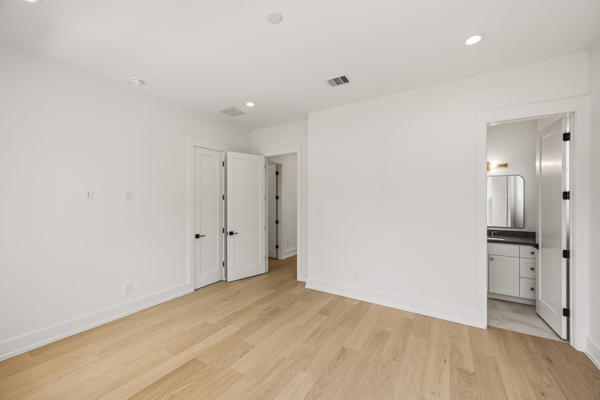 It also features a large walk-in closet!