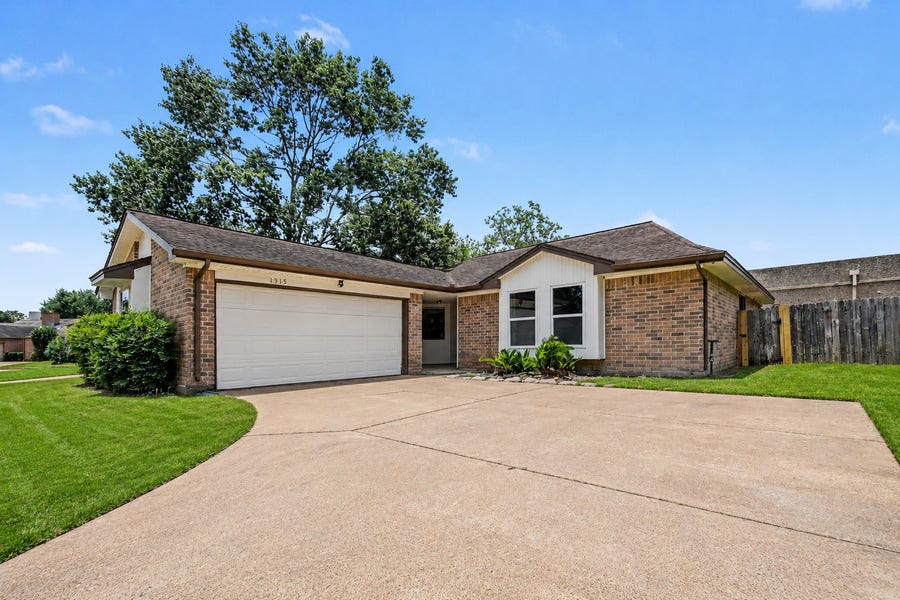 Property photo for 1915 Fernspray Lane, Houston, TX