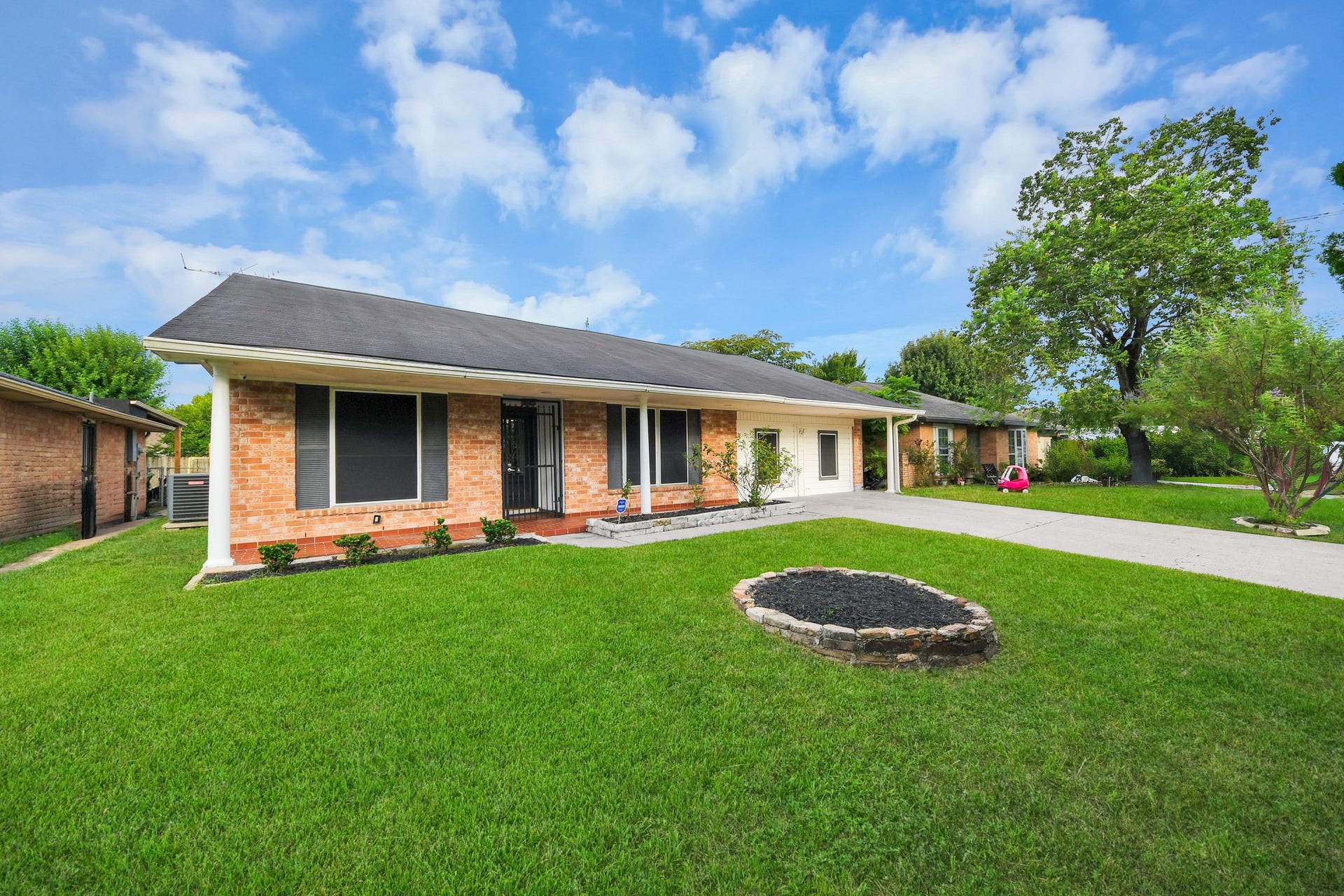 15103 Weil Place, Houston, TX 77060