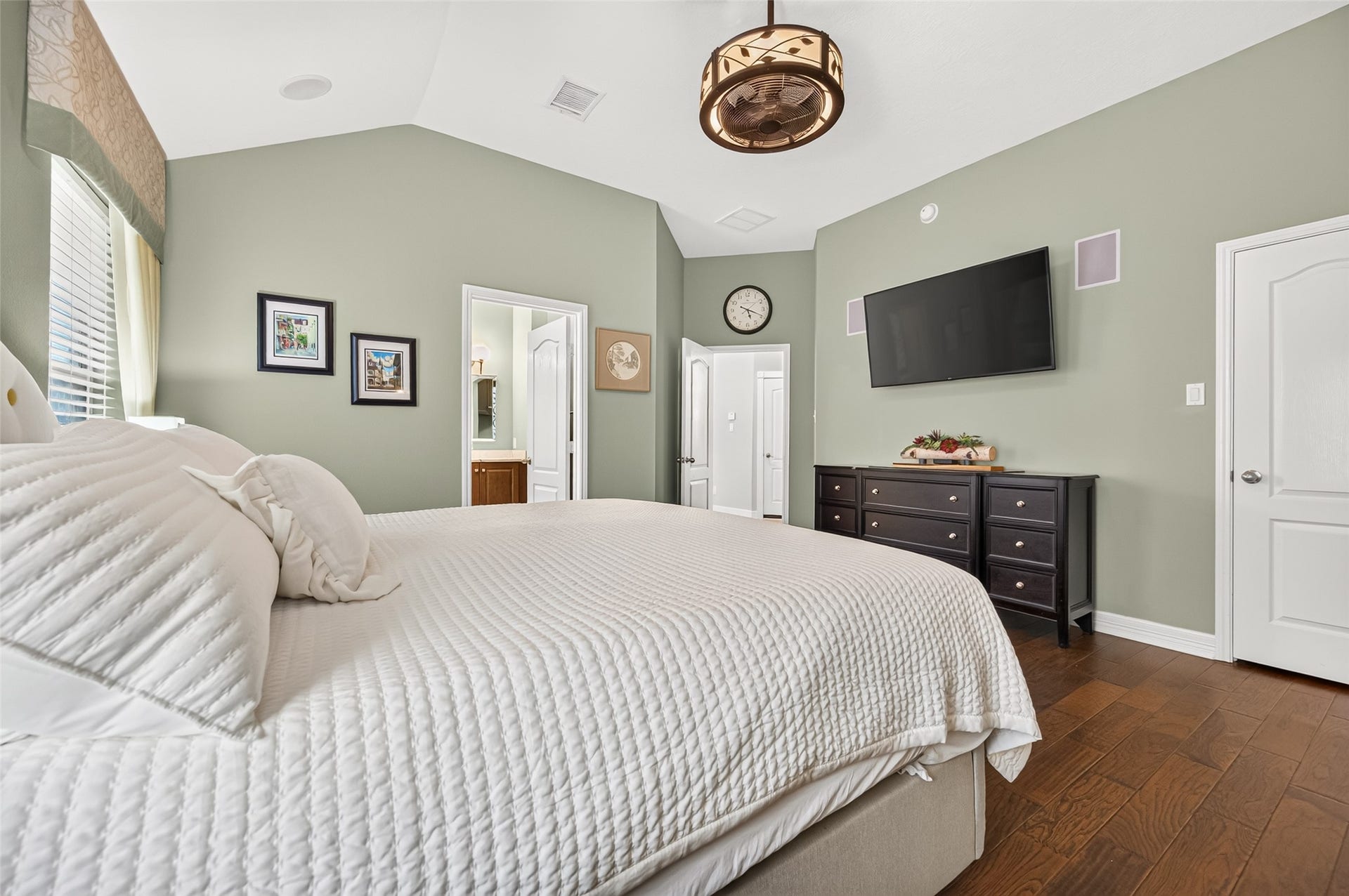 211 Little Summer Drive, Rosenberg, TX 77469 A peaceful primary retreat with room to unwind, recently updated lighting and fan, and a custom closet system.