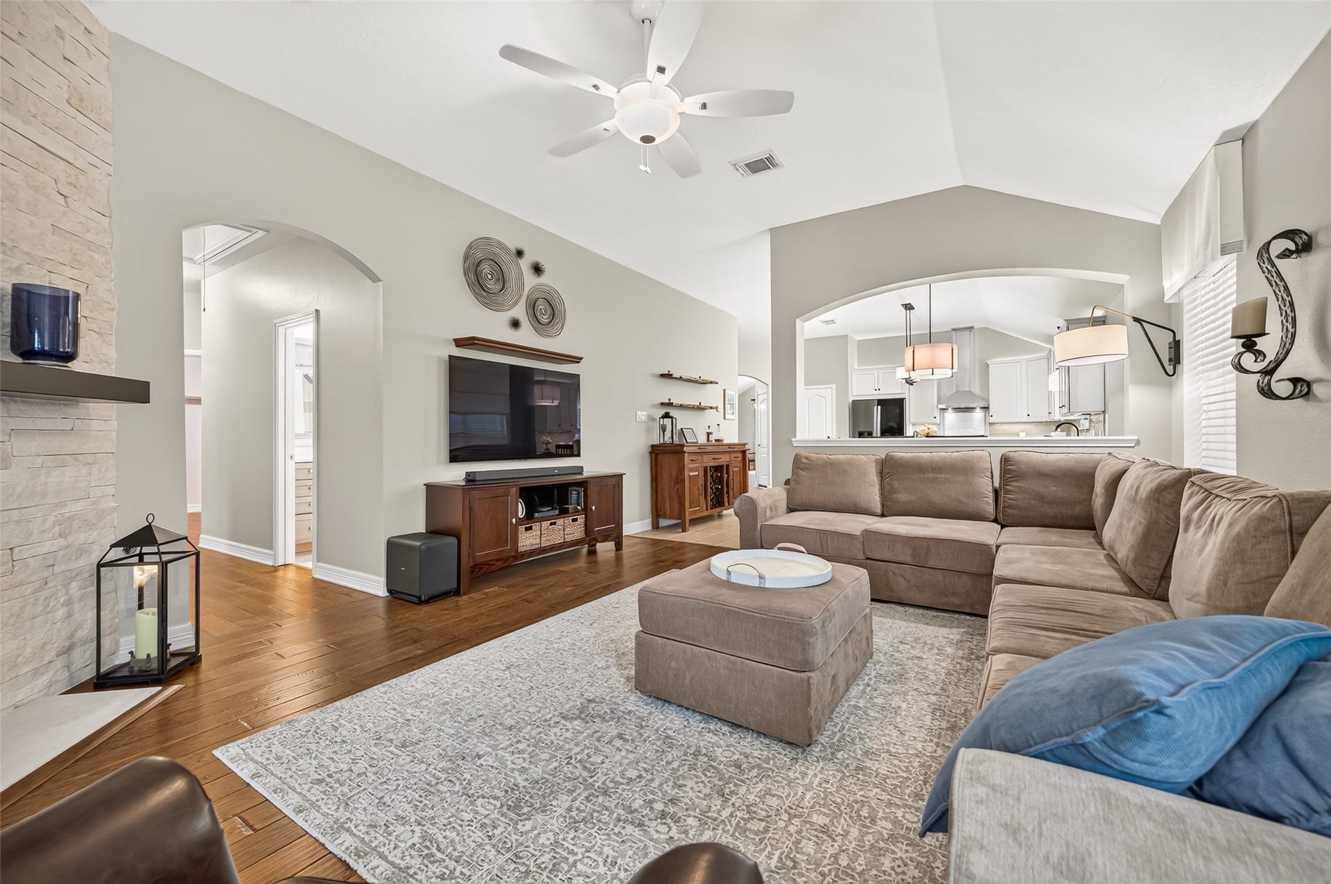 211 Little Summer Drive, Rosenberg, TX 77469 Vaulted family room ceiling with a view into the kitchen and breakfast area.