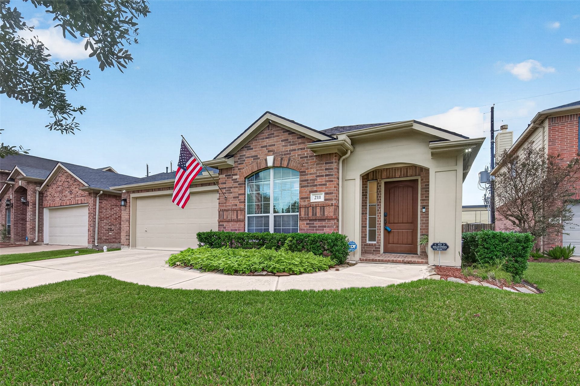 211 Little Summer Drive, Rosenberg, TX 77469 Brick exterior, roof replaced 2018, with sprinklers covering front, side and back yards.