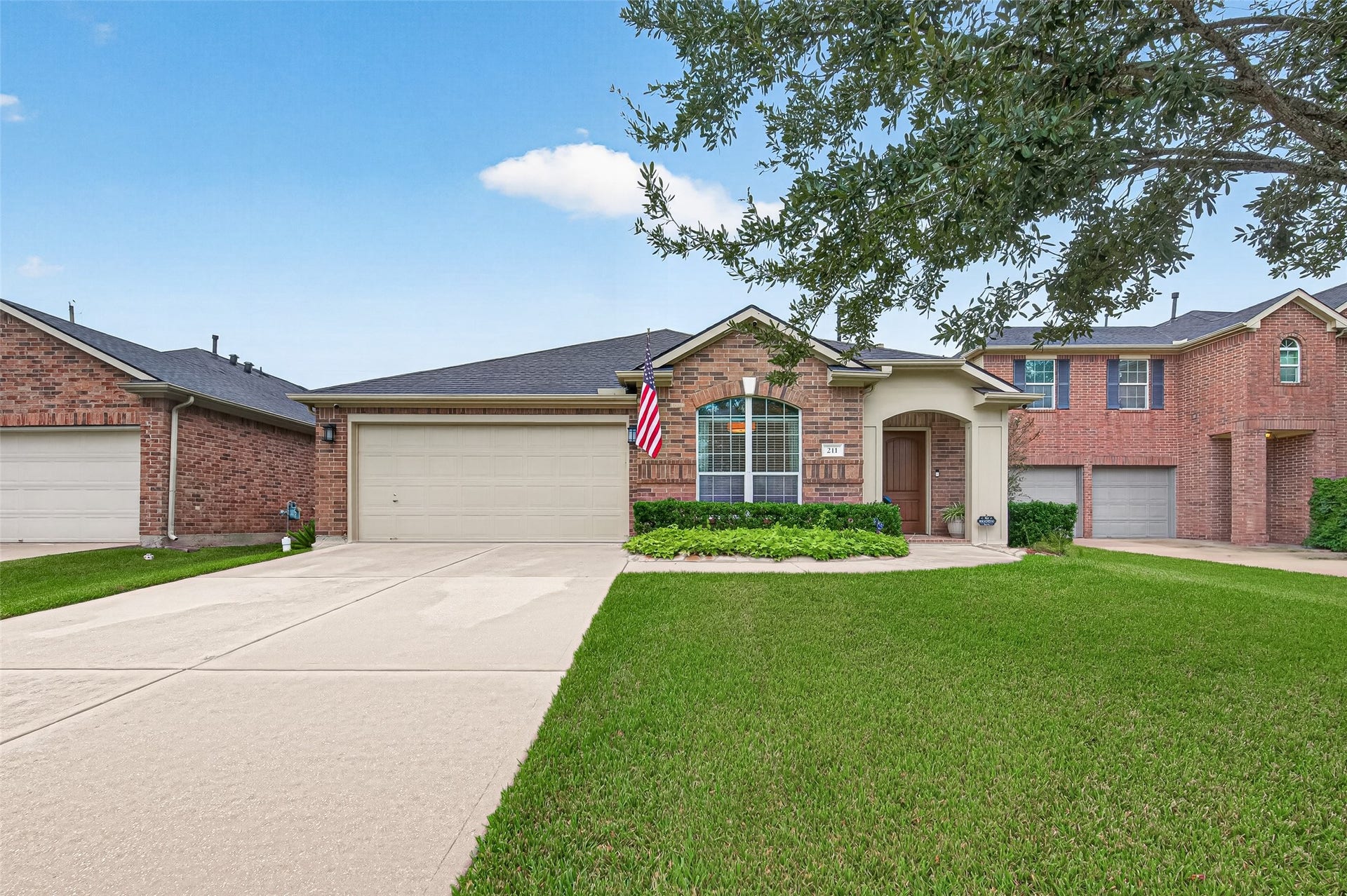 211 Little Summer Drive, Rosenberg, TX 77469 Beautiful lawn is lush and green!