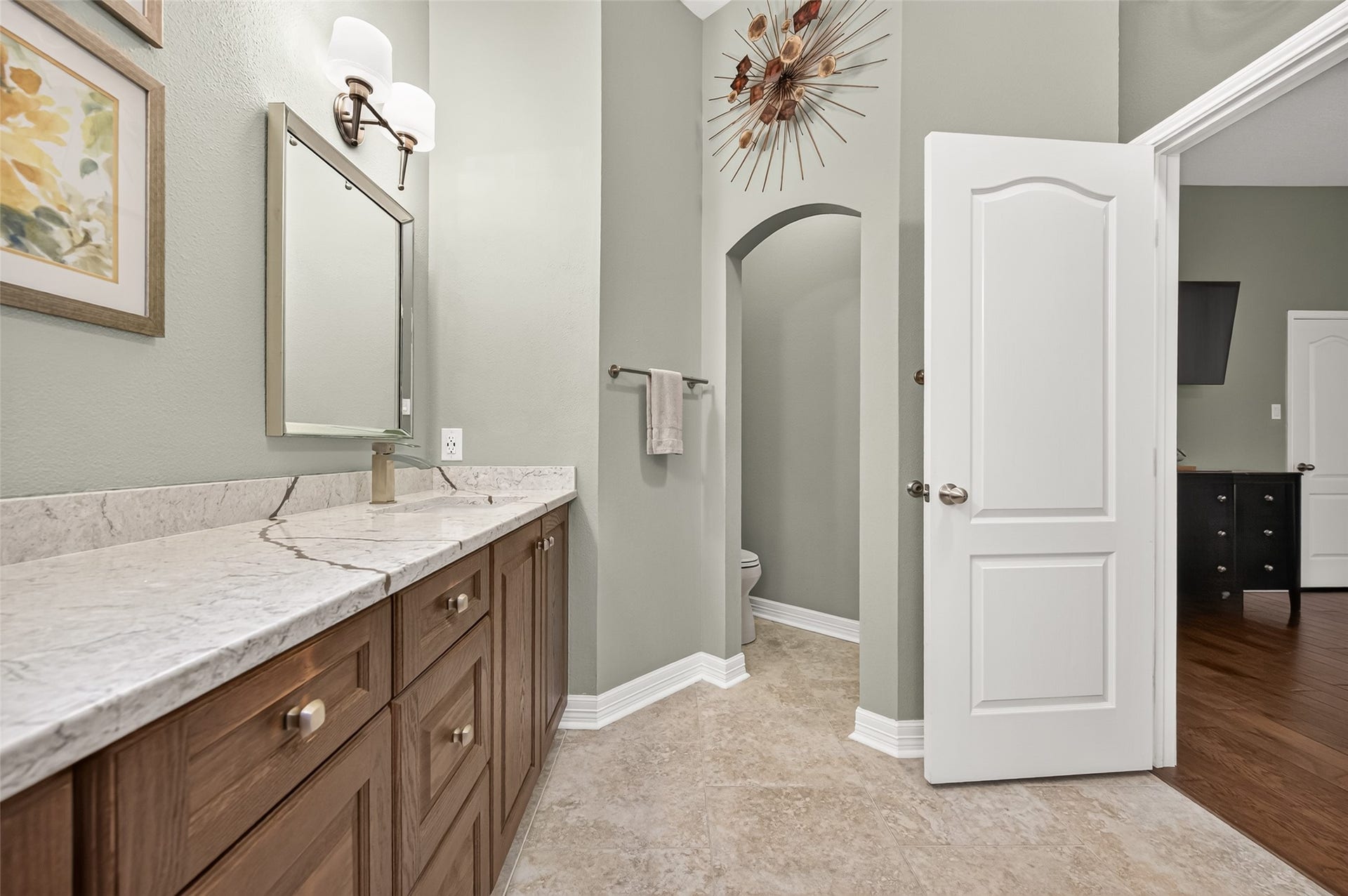 211 Little Summer Drive, Rosenberg, TX 77469 Primary bath vanity updated cabinets, quartz counters with plenty of counter space and storage.
