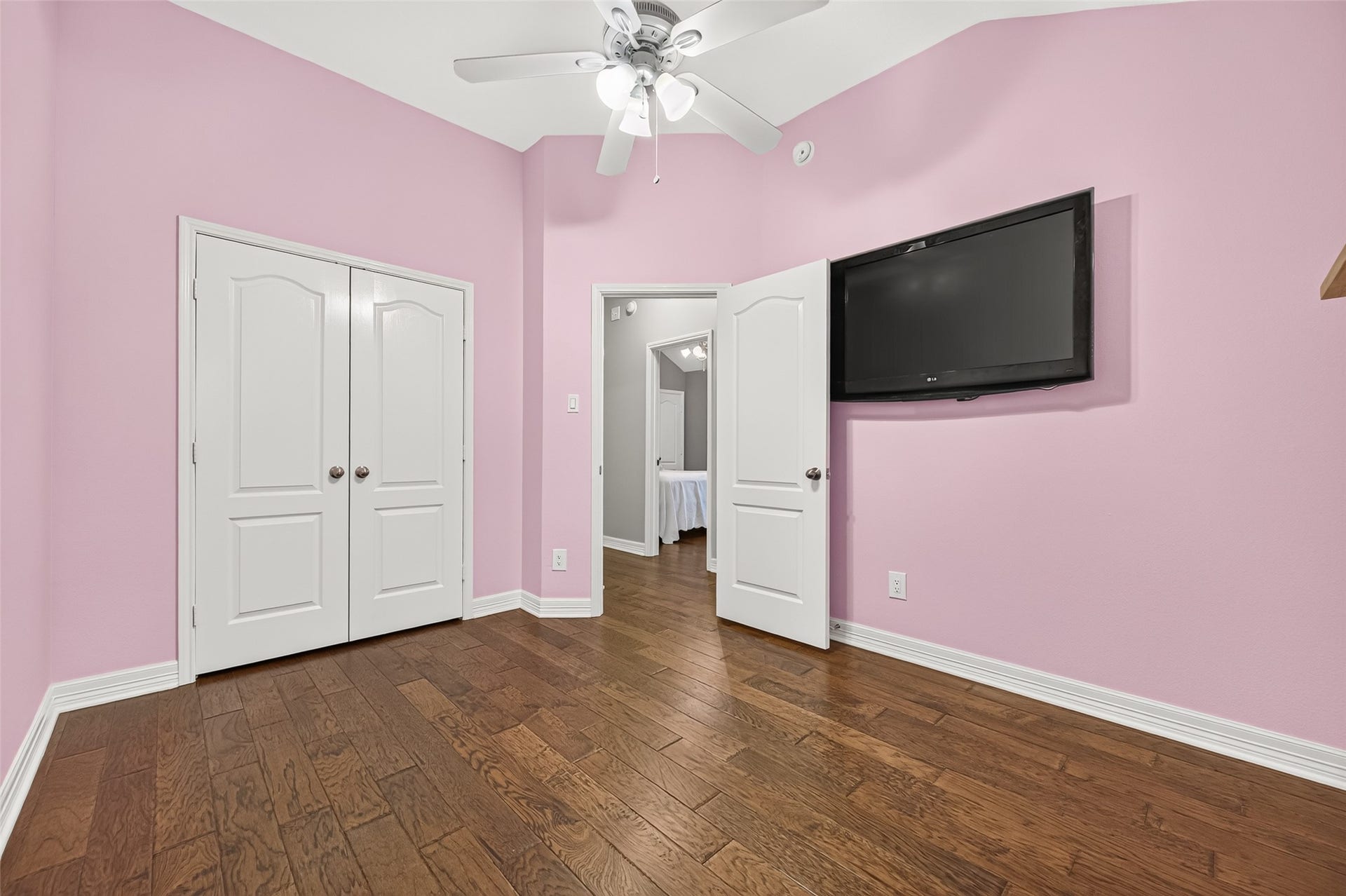 211 Little Summer Drive, Rosenberg, TX 77469 Third bedroom with a double-door closet.