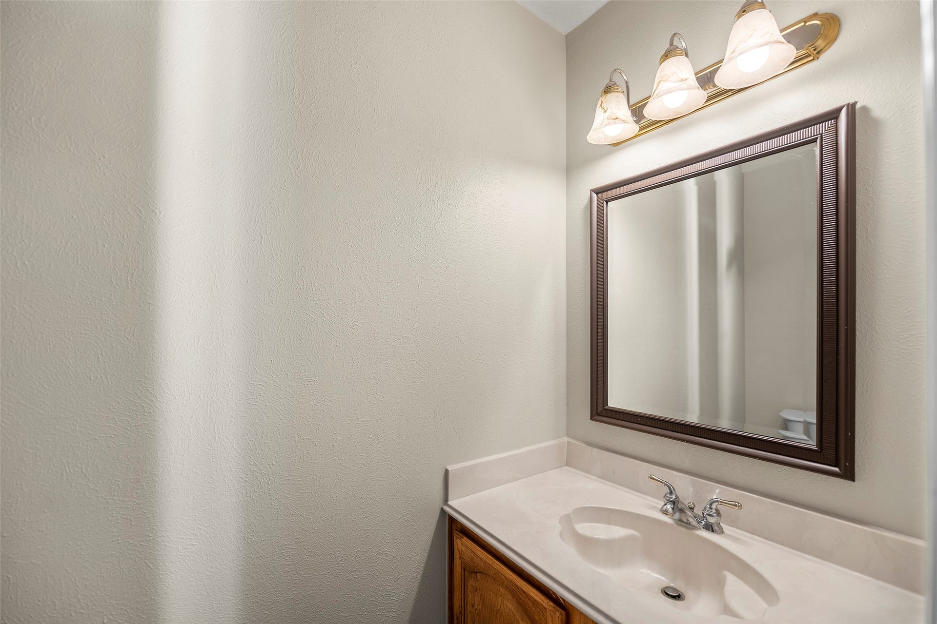 2631 Woodsboro Drive, Spring, TX 77388 half bathroom downstairs nestled between the kitchen and living room.